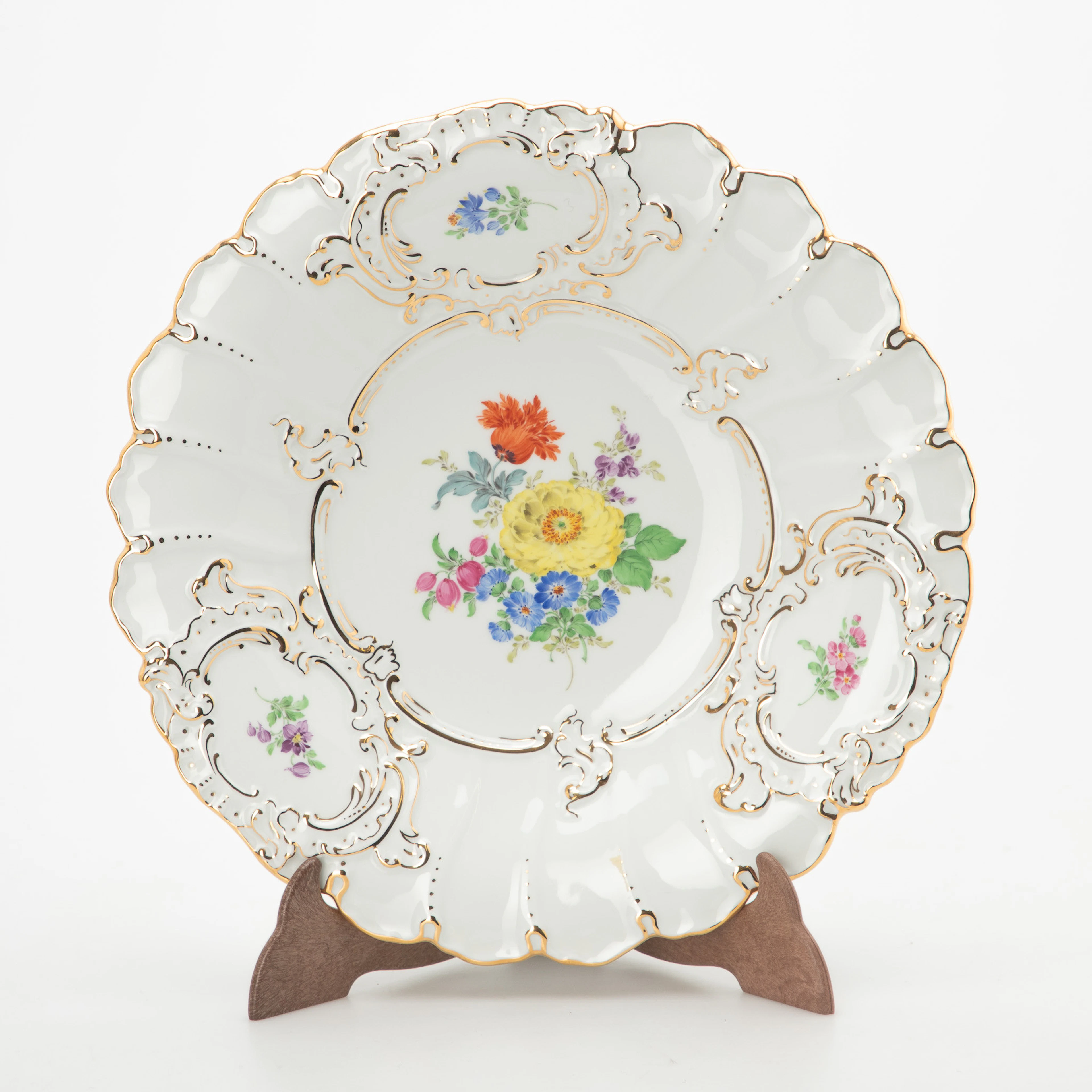 MEISSEN. Prunkteller mit Blumenbouquet, nach 1972.