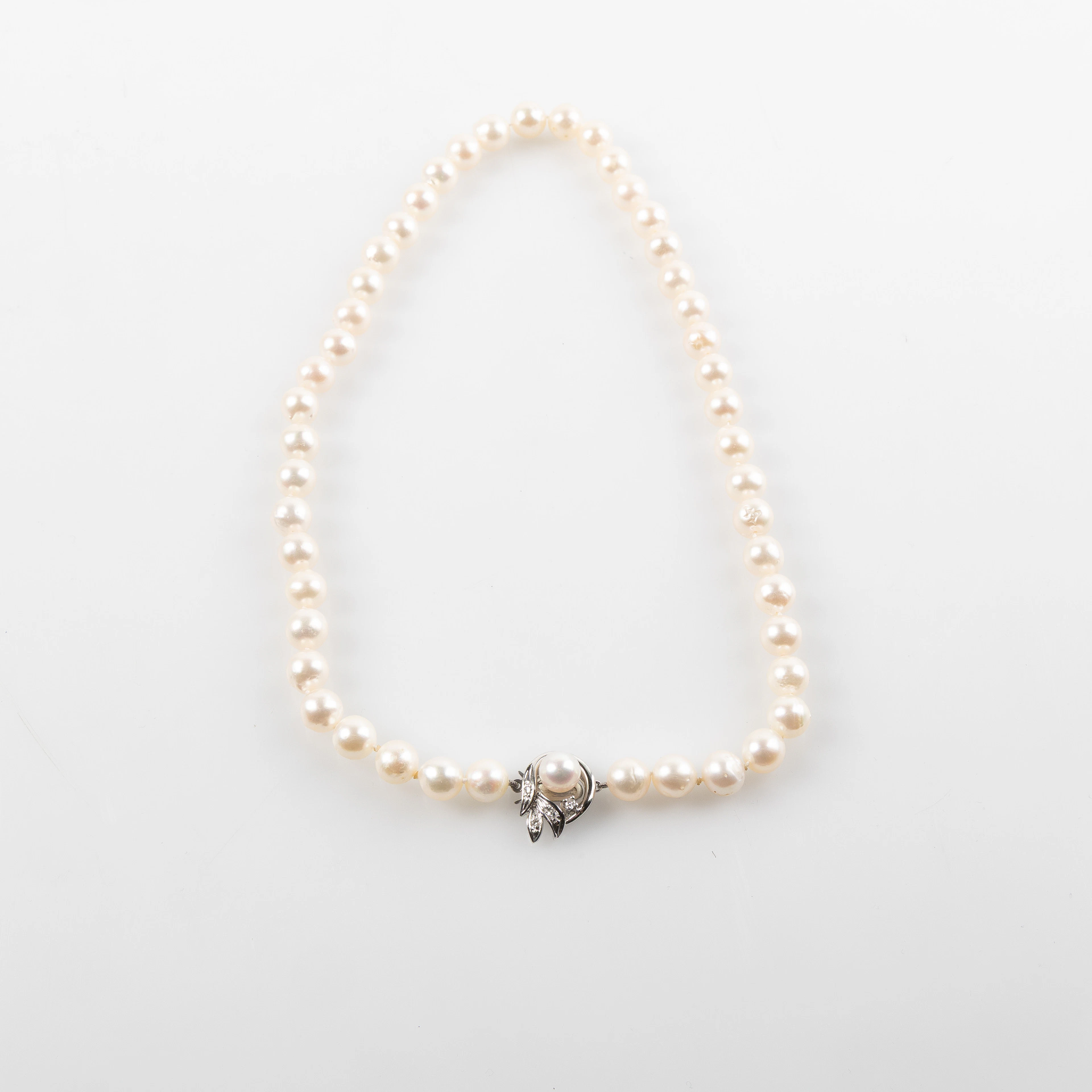PÄRLHALSBAND, lås i 18K vitguld.