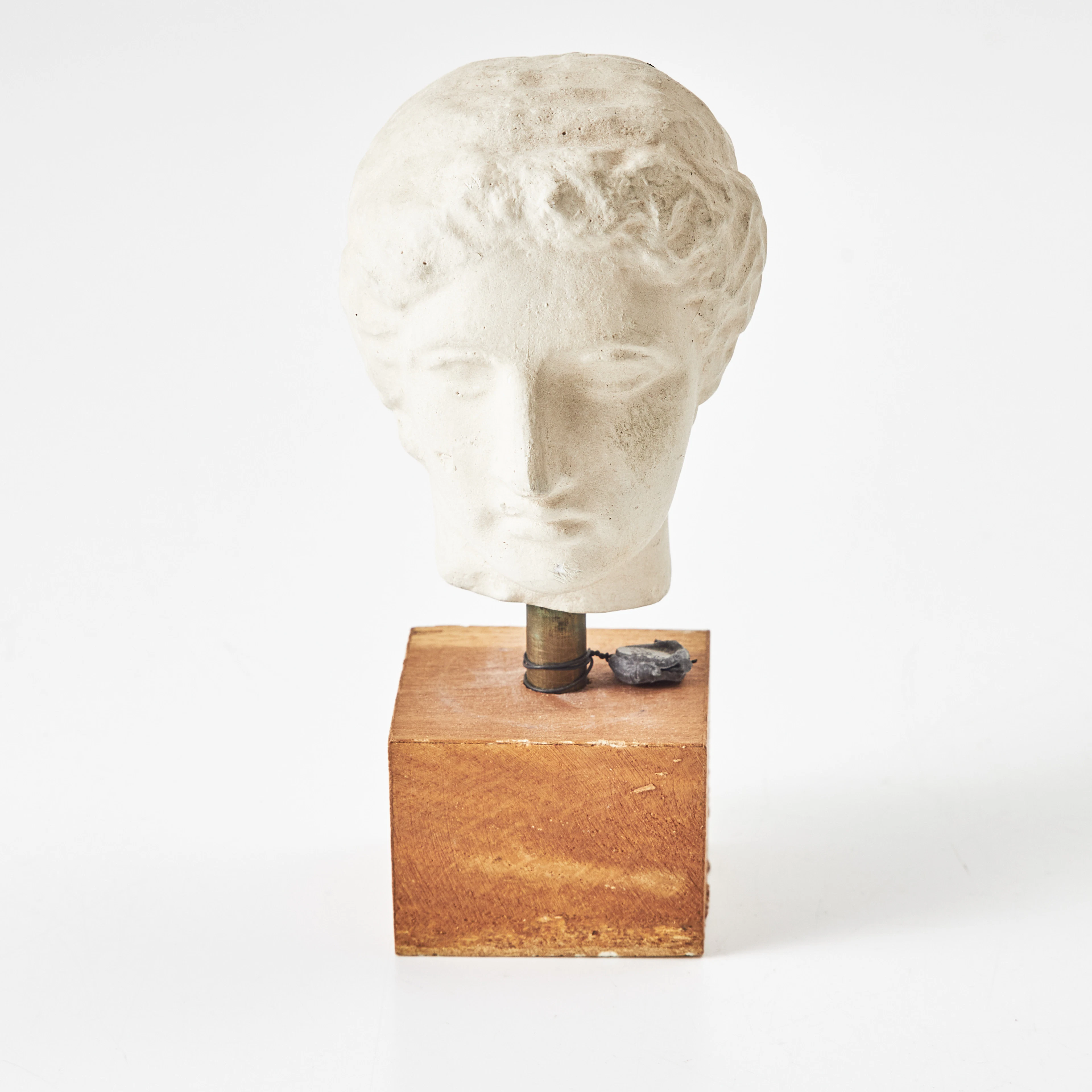 SKULPTUR, efter antik förlaga, gips, sockel i trä, 1900-tal.