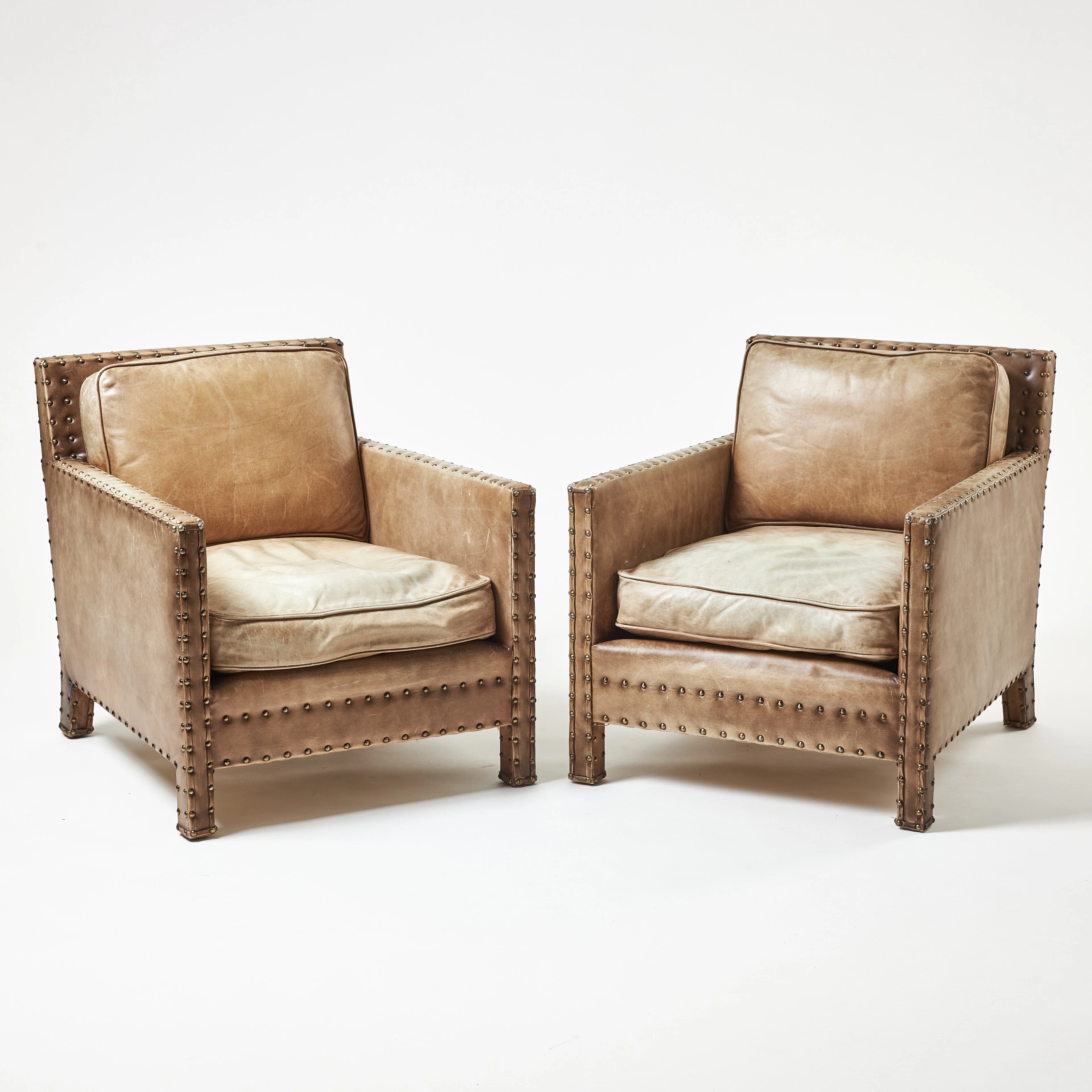 RALPH LAUREN HOME, Fåtöljer, 1 par, ljus skinnklädsel, etikettmärkta, samtida.