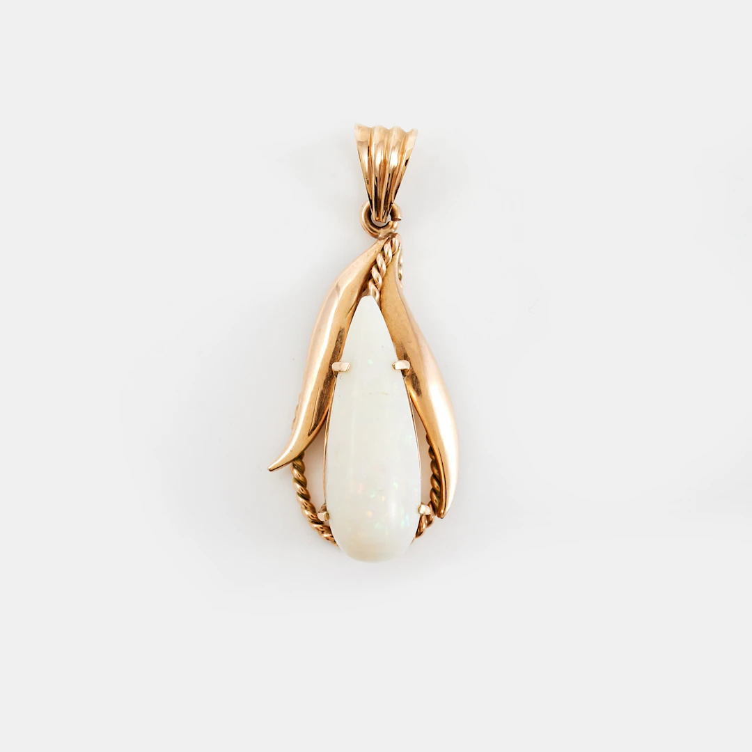 HÄNGE. 14 k guld, 1 cabochonslipad opal, utländska stämplar.