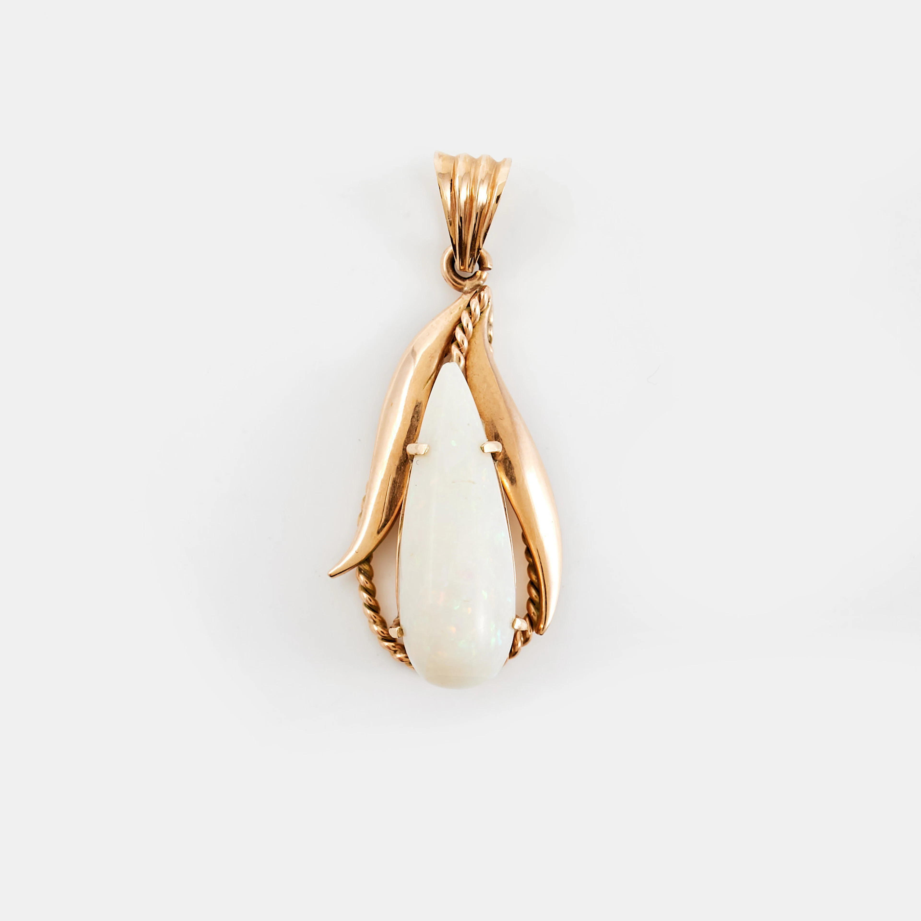 HÄNGE. 14 k guld, 1 cabochonslipad opal, utländska stämplar.
