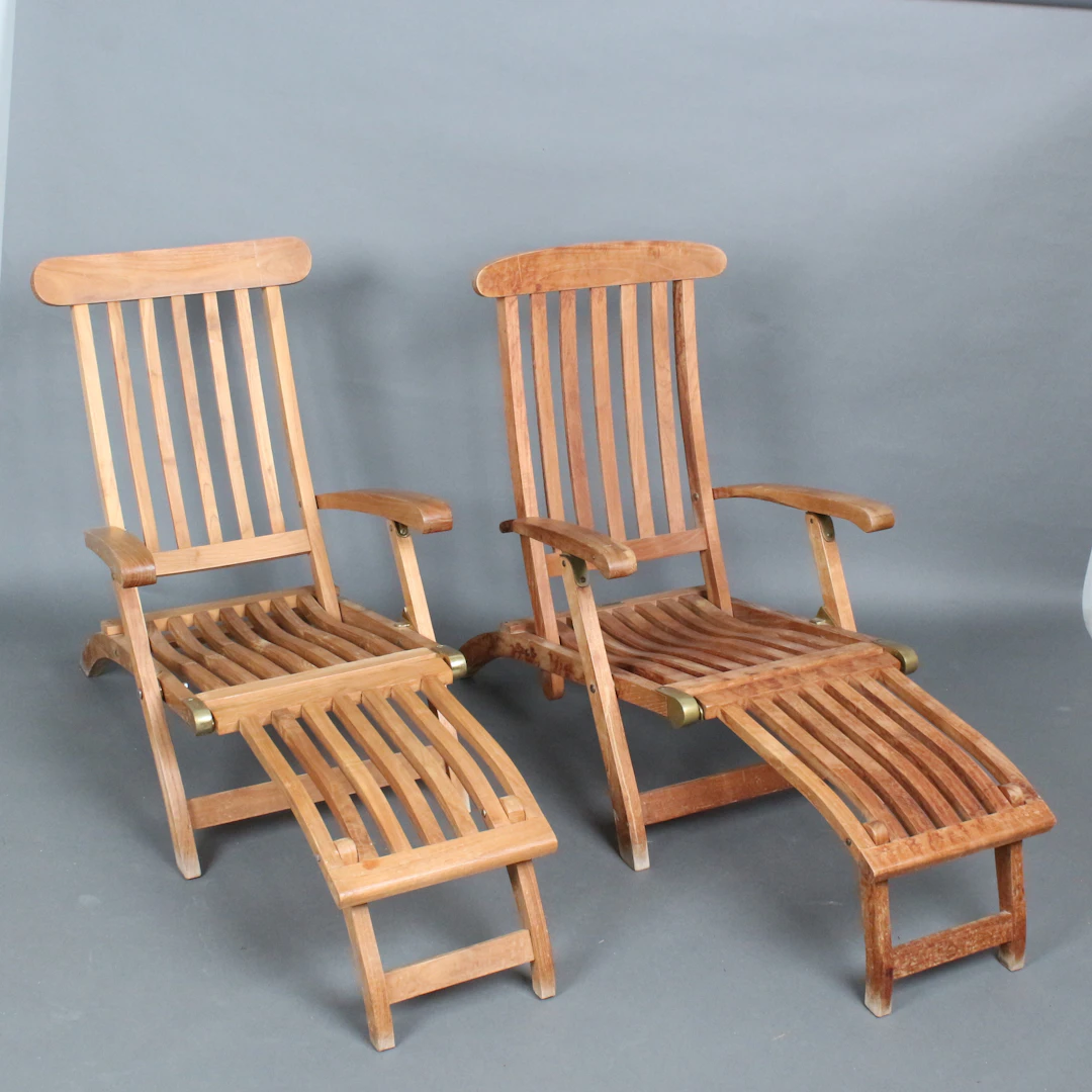 Zwei Gartenliegen / Deck Chairs u. a von Garpa mit Kunstlederauflage.