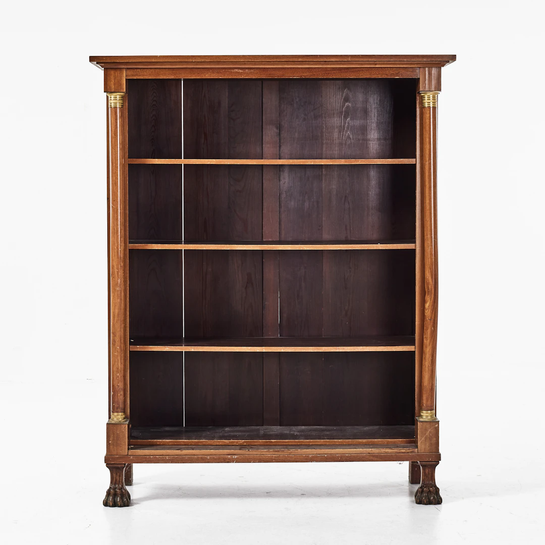 BOKHYLLA, Karl Johan-stil, fanerat i mahogny, mässings detaljer, fotavslut