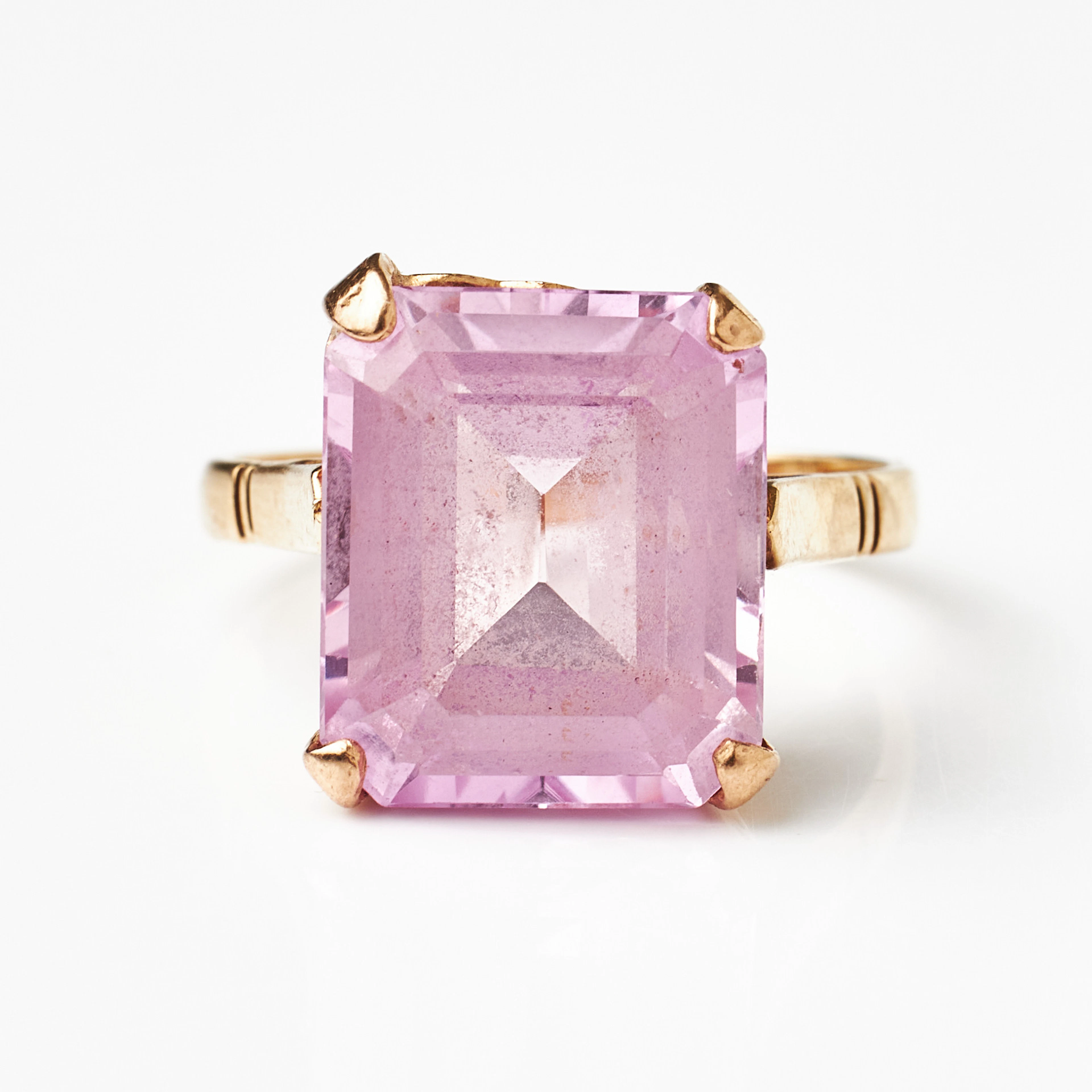 RING, 18K guld, trappslipad rosa syntetisk sten.