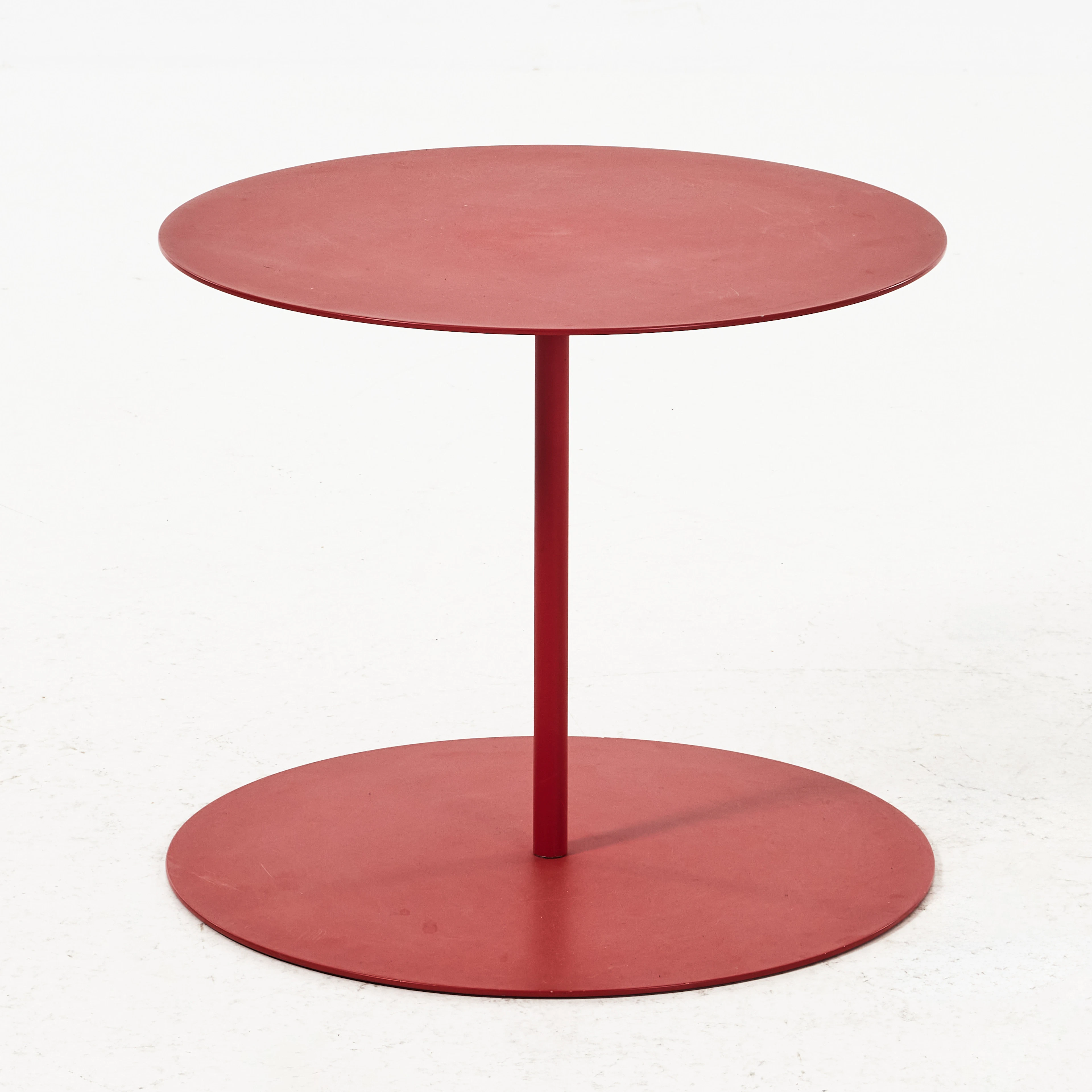 GIULIO CAPPELLINI. Bord, "Gong", Cappellini, lackerad metall, etikettmärkt.