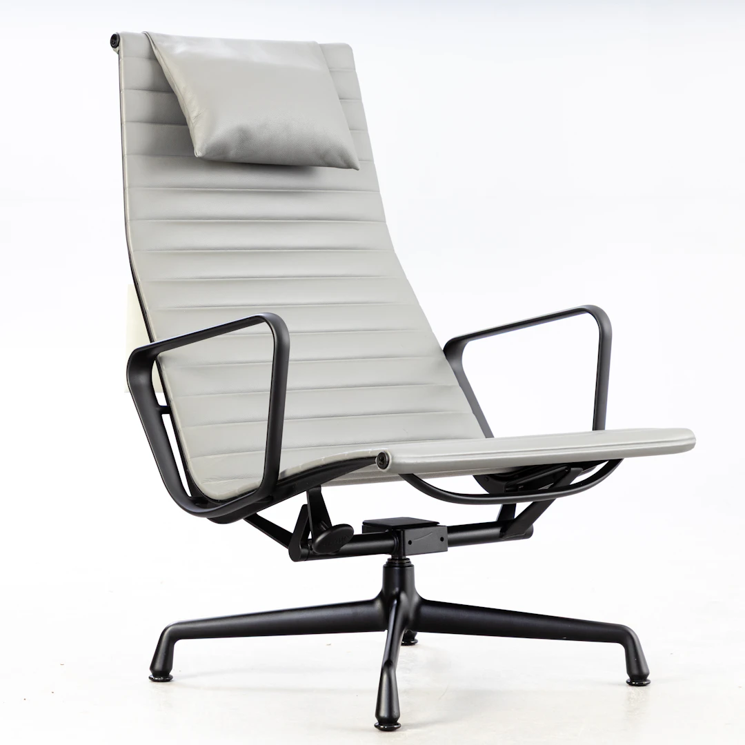 RAY & CHARLES EAMES, Lounge Alu Chair 'EA124' für Vitra, Leder in grau.