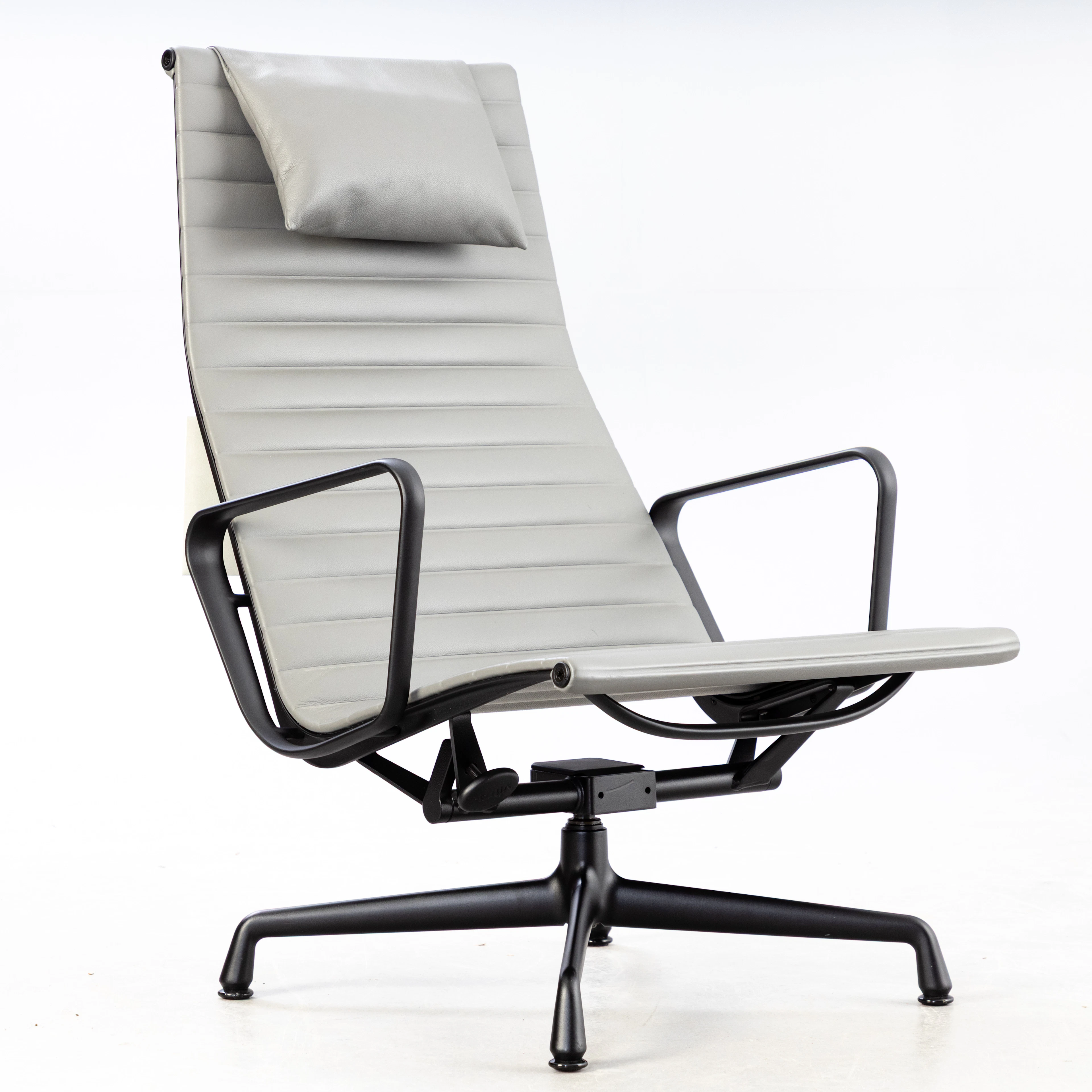 RAY & CHARLES EAMES, Lounge Alu Chair 'EA124' für Vitra, Leder in grau.