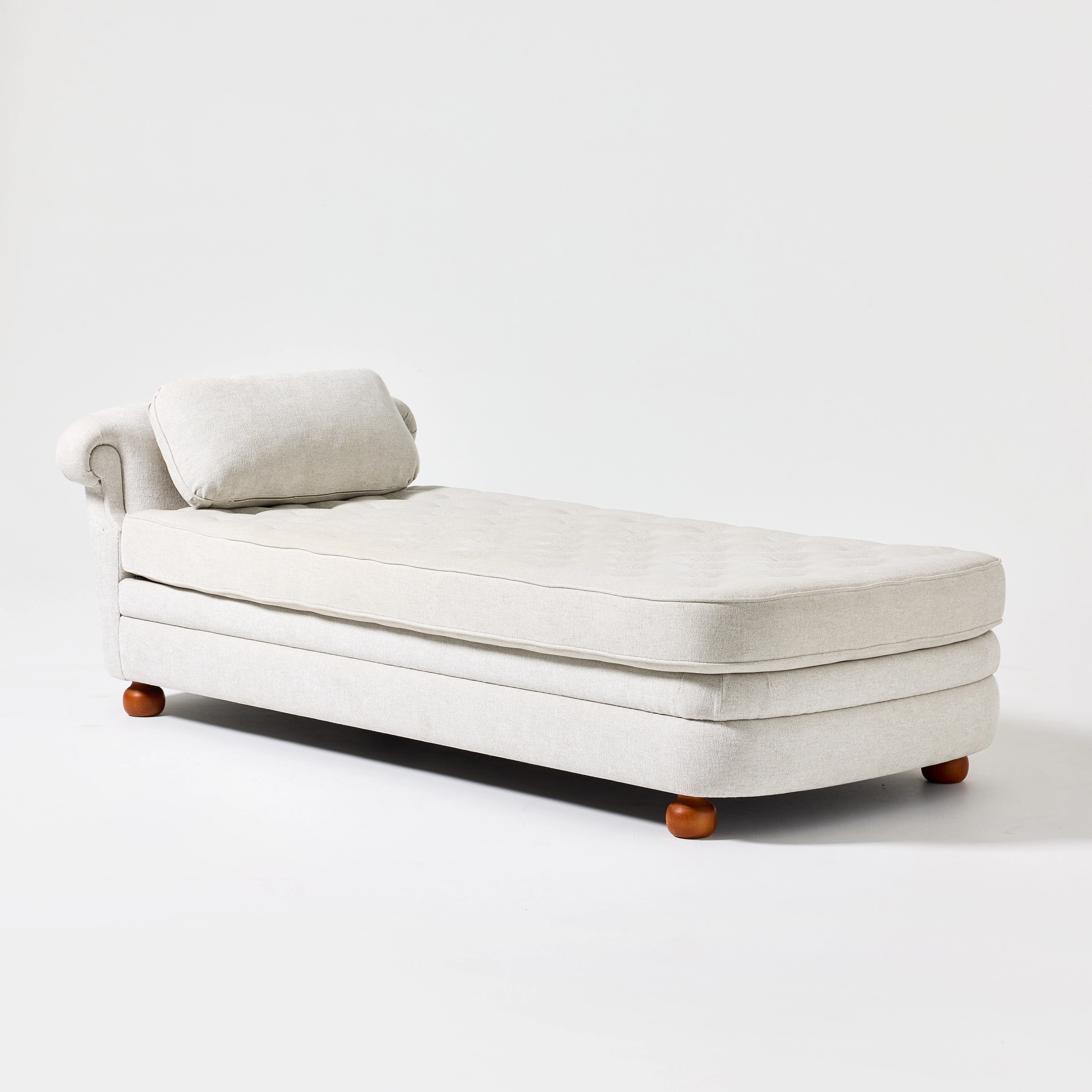 JOSEF FRANK. Couch, Firma Svenskt Tenn, modellnummer 775, klädd i ljusttyg.