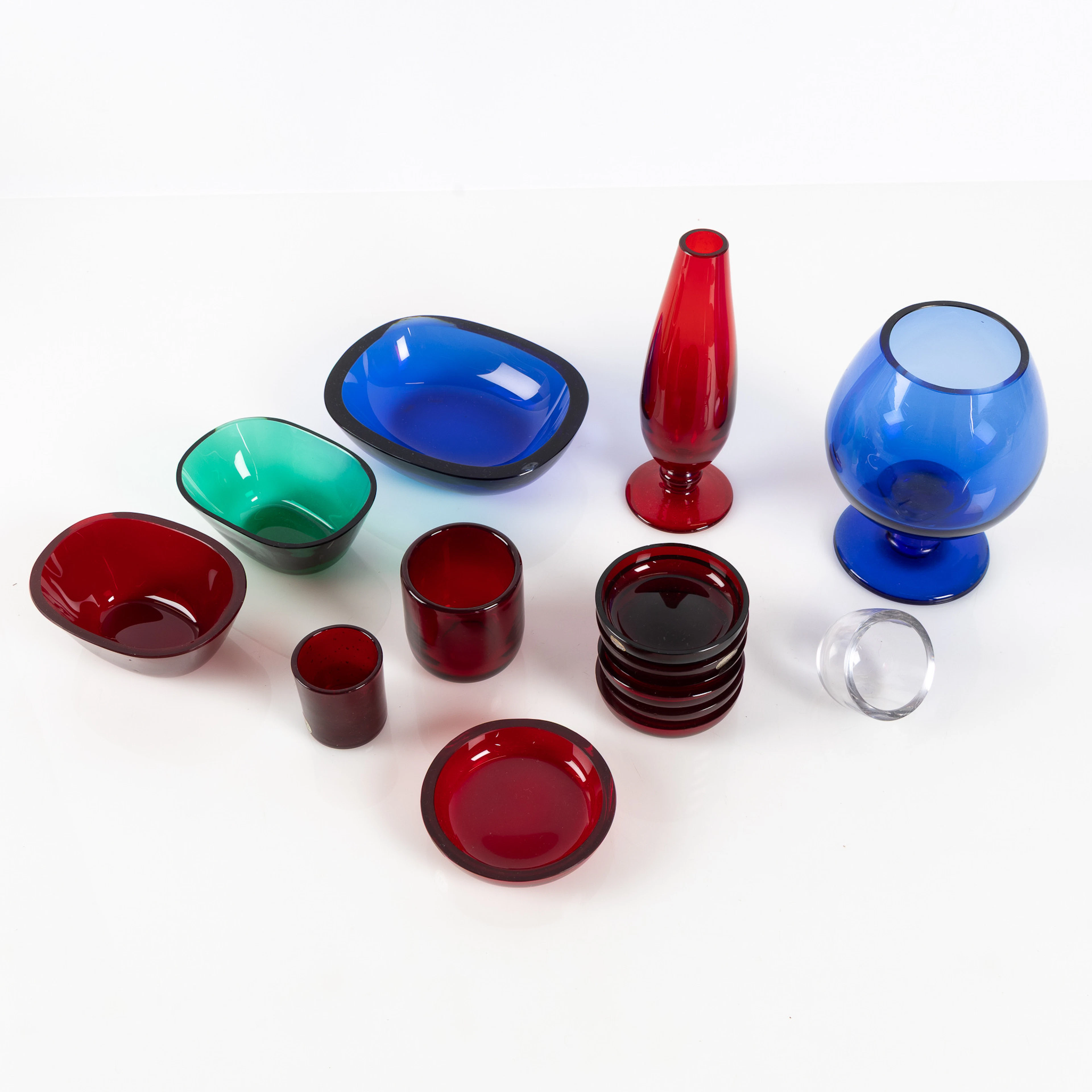 MONICA BRATT. Samling färgat glas med slipad kant, 16 delar, Reijmyre.