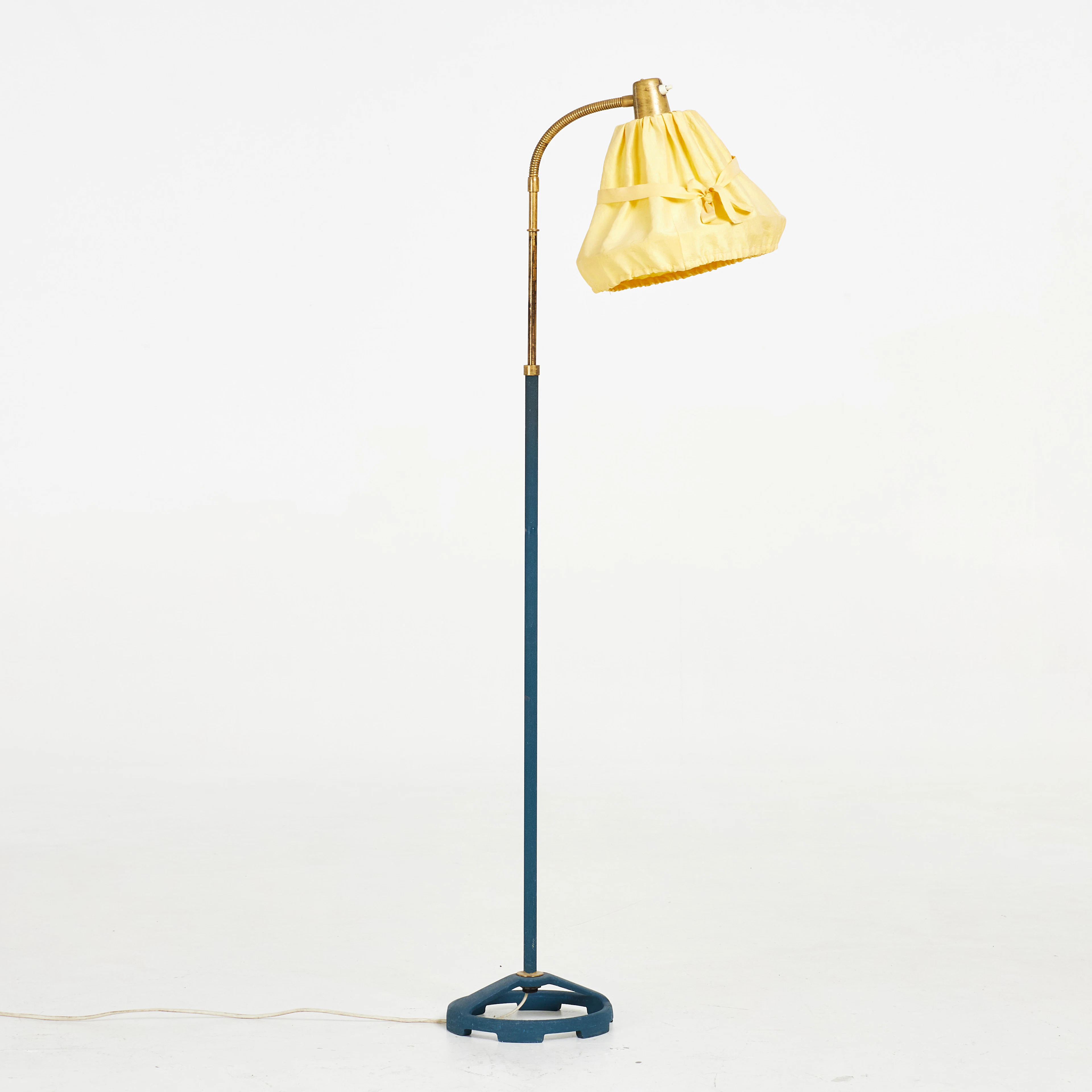 GOLVLAMPA. Nordiska Kompaniet, nr 32631, krymplackerad i blått, mässing, märkt.