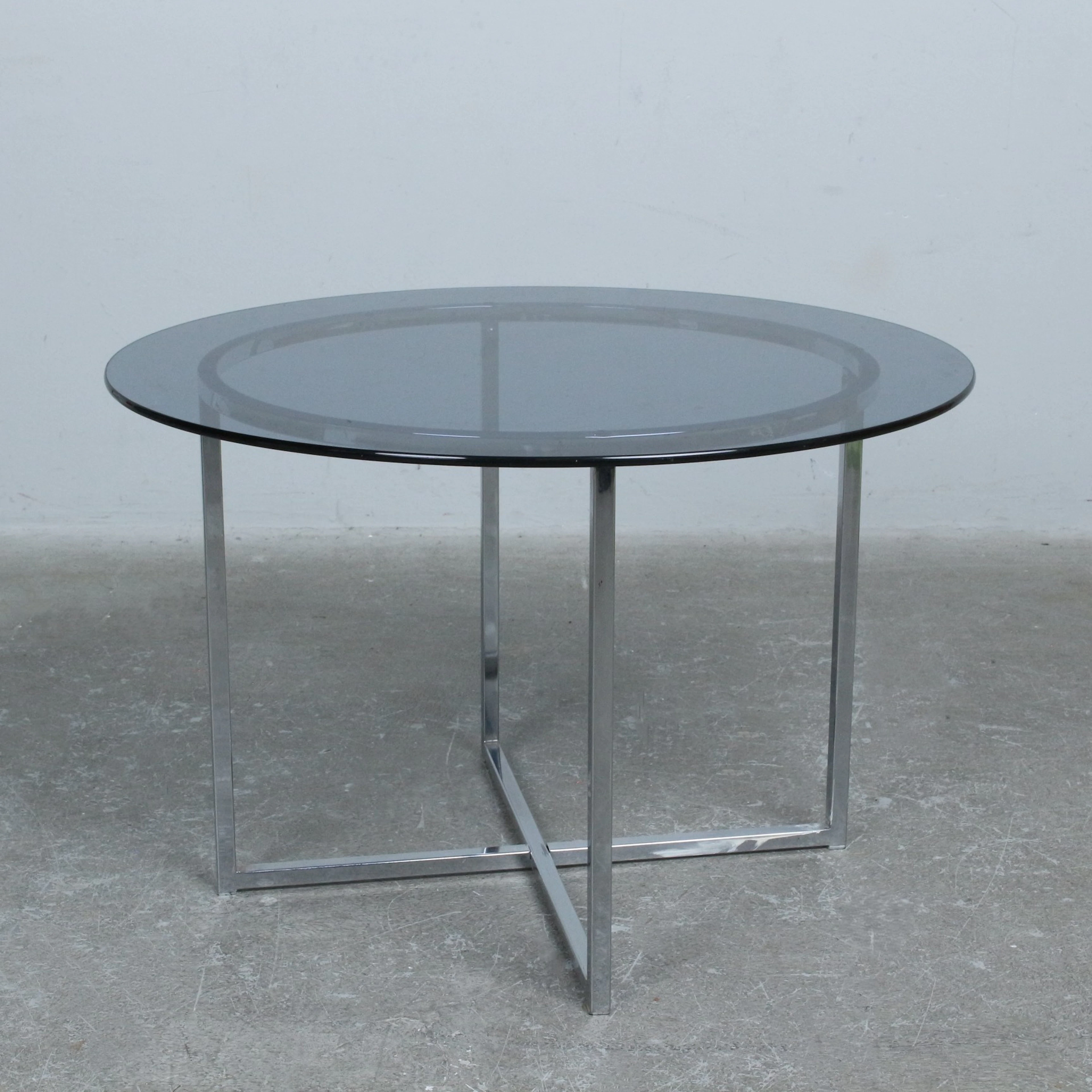 Couchtisch mit Glasplatte.