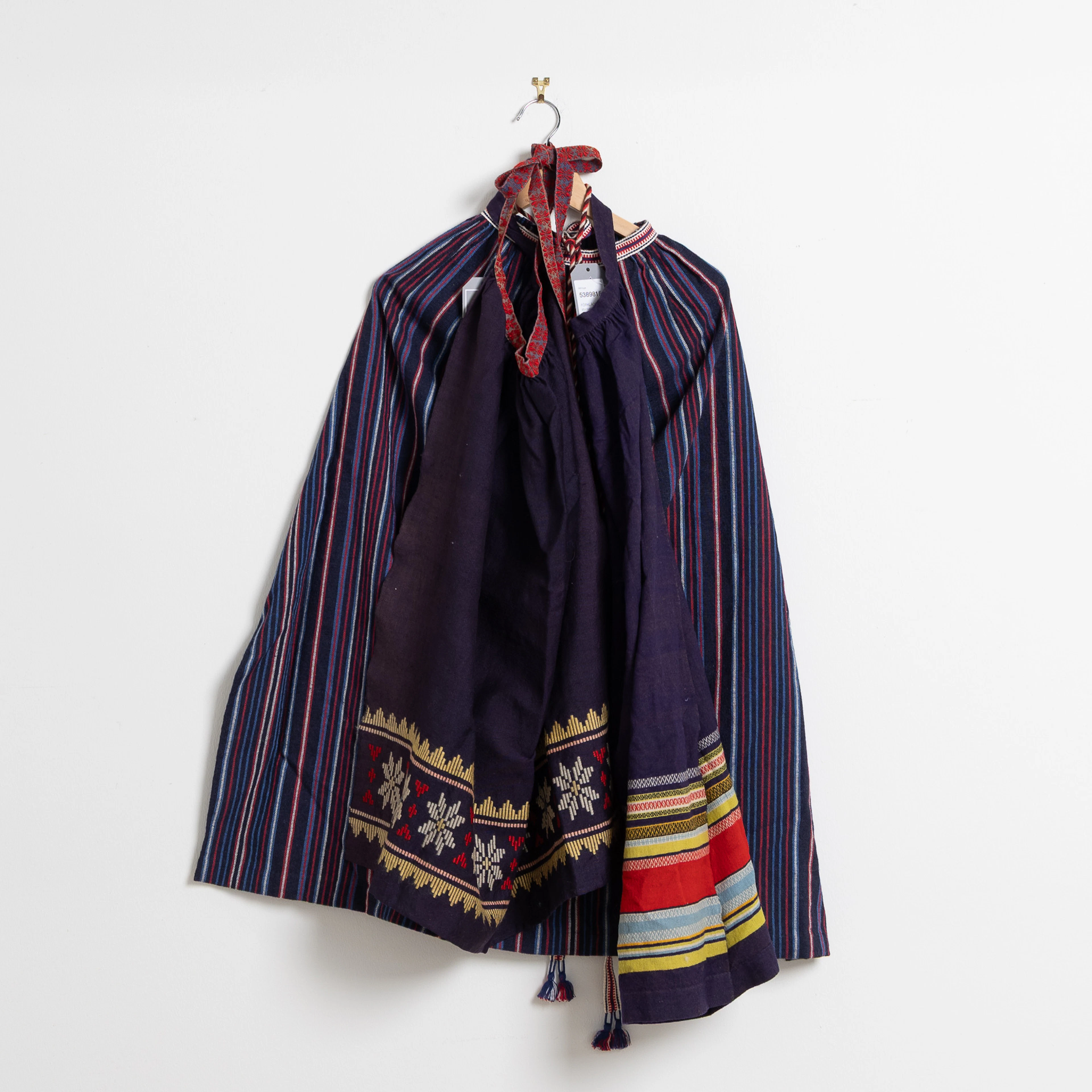 FÖRKLÄDEN, 3 stycken i ull, härad/folkdräkt, sekelskiftet 1900 samt