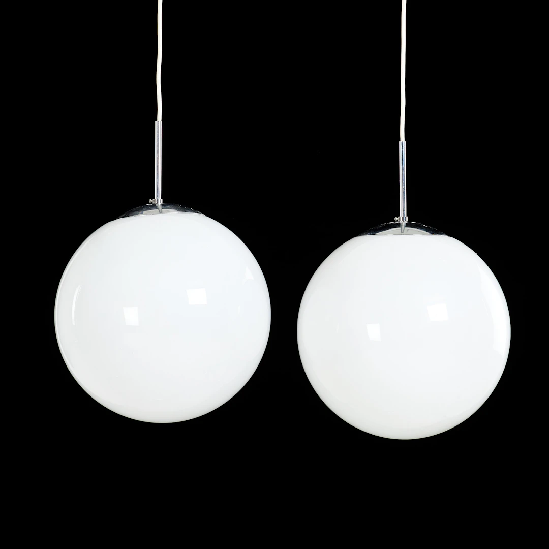 TAKLAMPOR. 1 par, kupor i vitt underfångsglas, kromad metall, 1900-talets