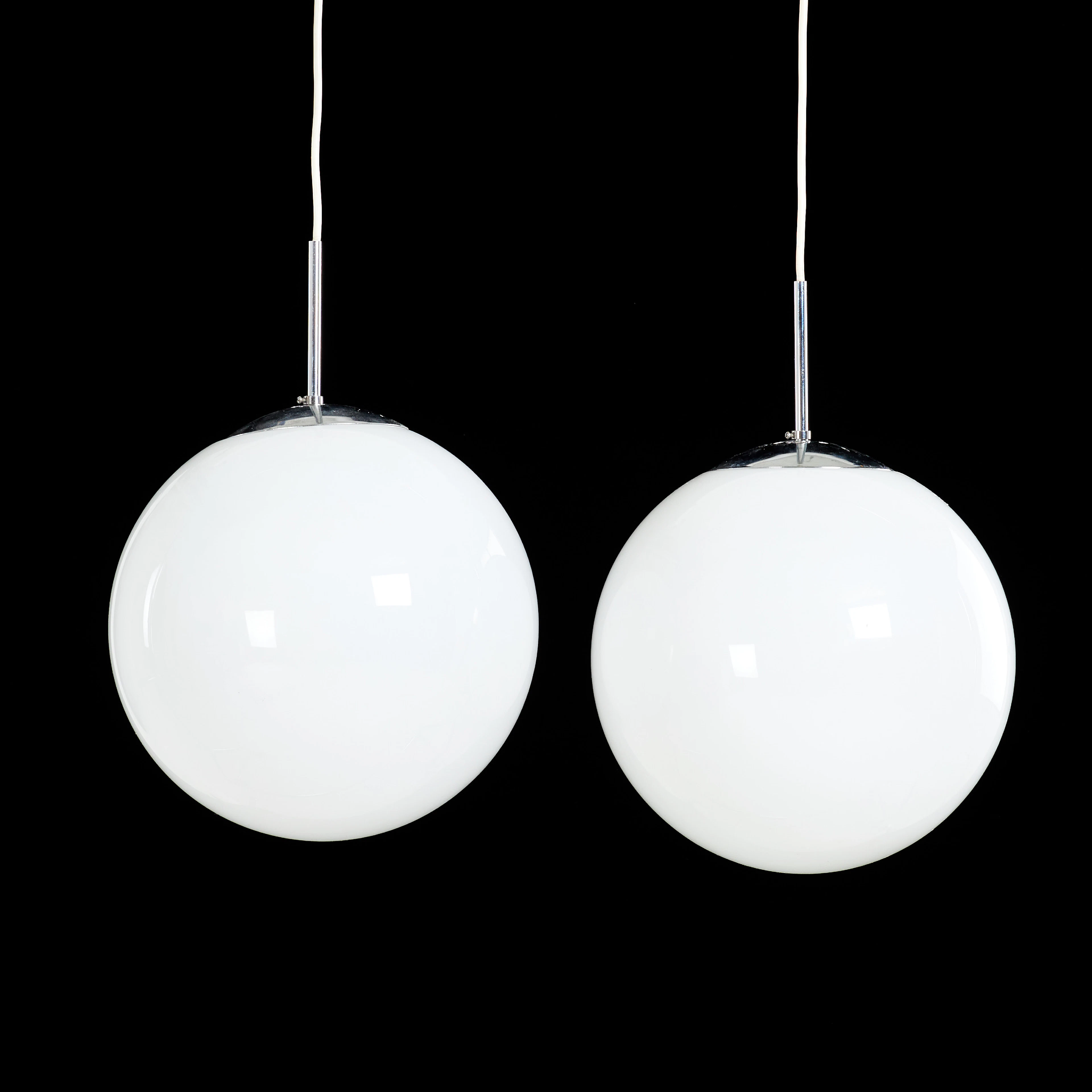 TAKLAMPOR. 1 par, kupor i vitt underfångsglas, kromad metall, 1900-talets