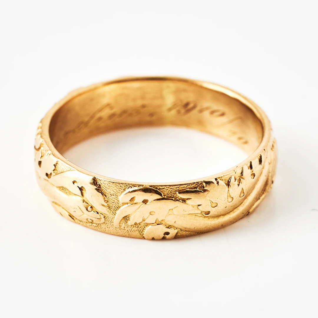 RING, 18 k guld, dekor med slingrande orm och bladslingor, stämplad