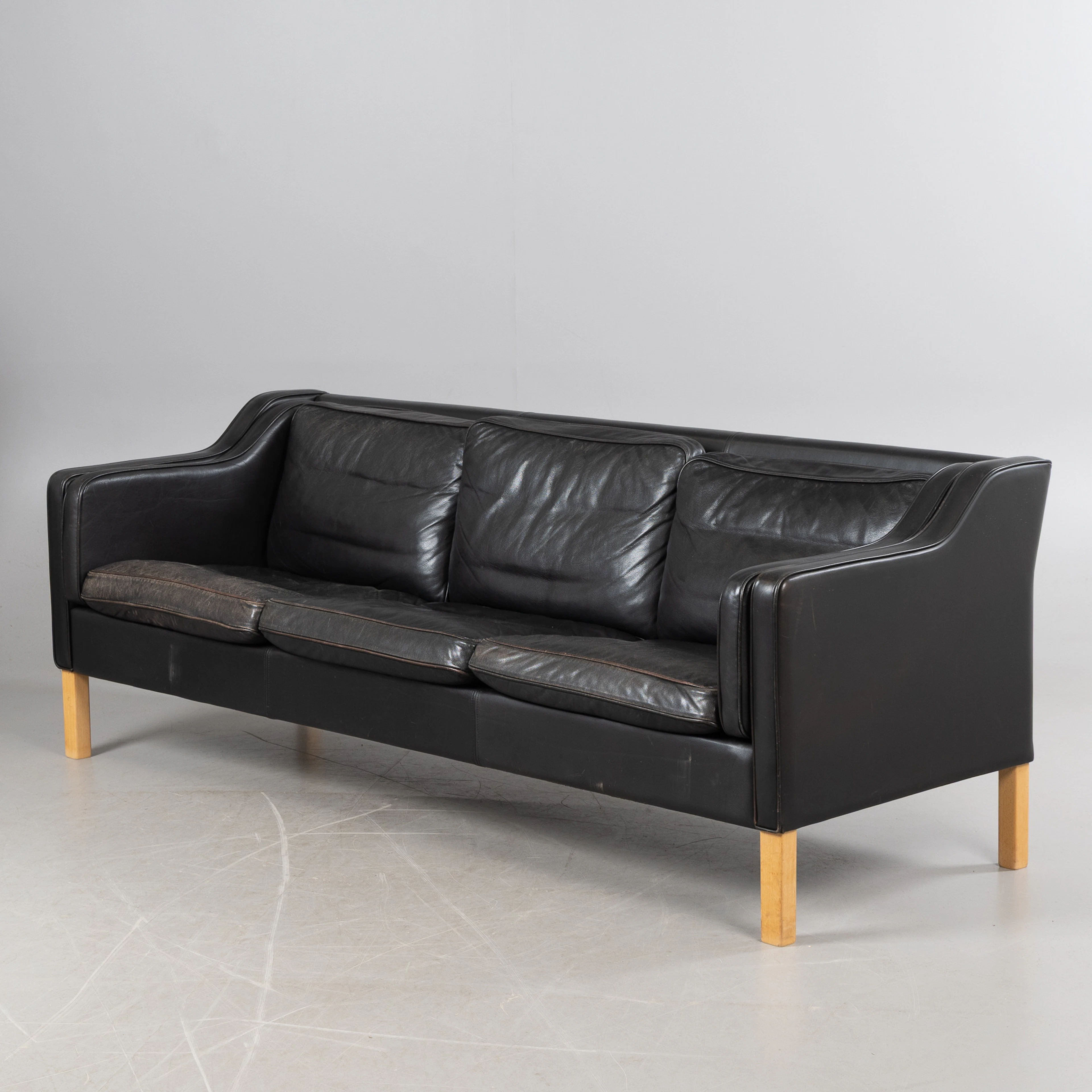 MOGENS HANSEN. Soffa, 3-sits, modell 195, svart läderklädsel.