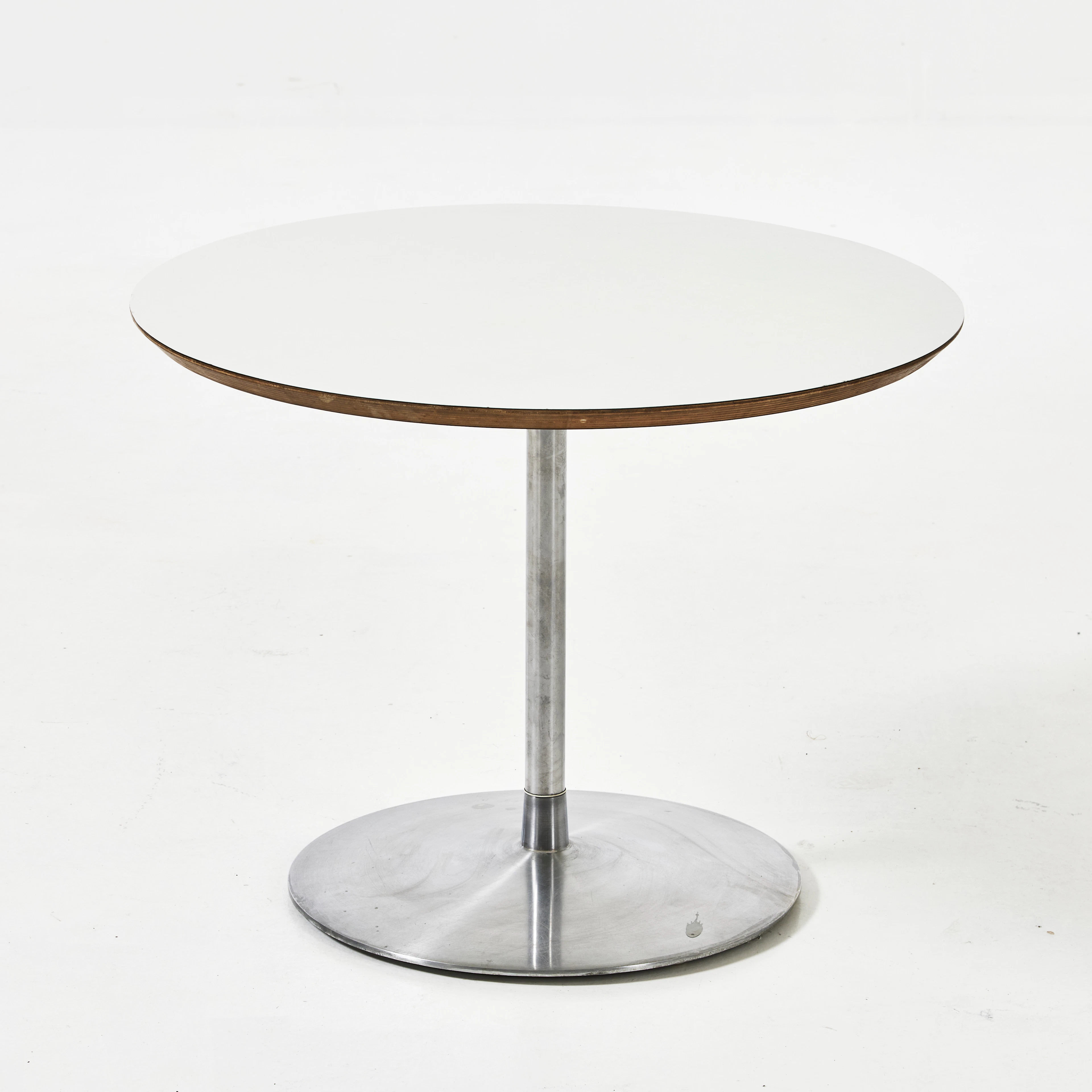 PIERRE PAULIN. Soffbord, på central pelarfot i metall, brickmärkt, Artifort.