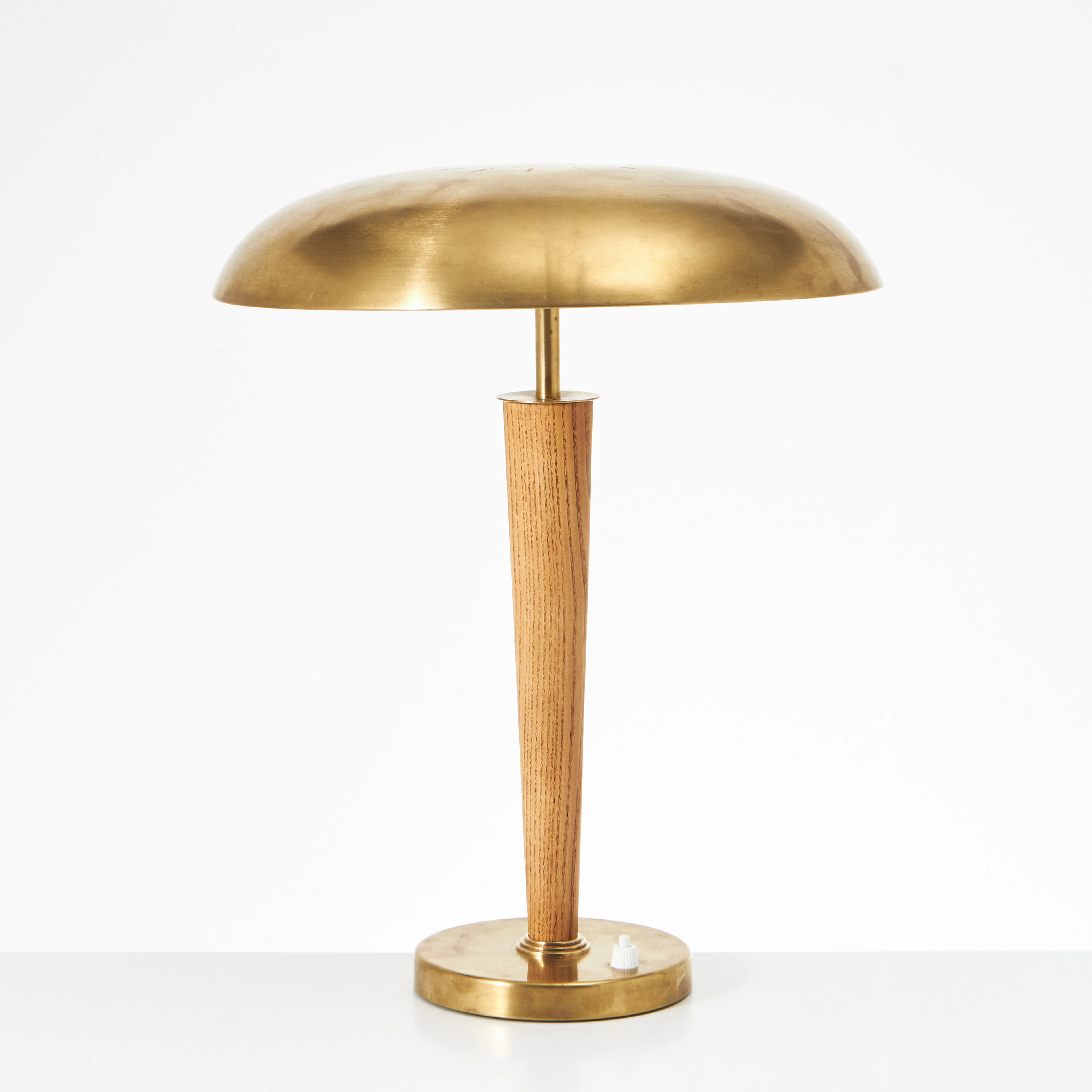 BORÉNS. Bordslampa, 1940-tal, Swedish Modern, modell 8406, mässing och alm.