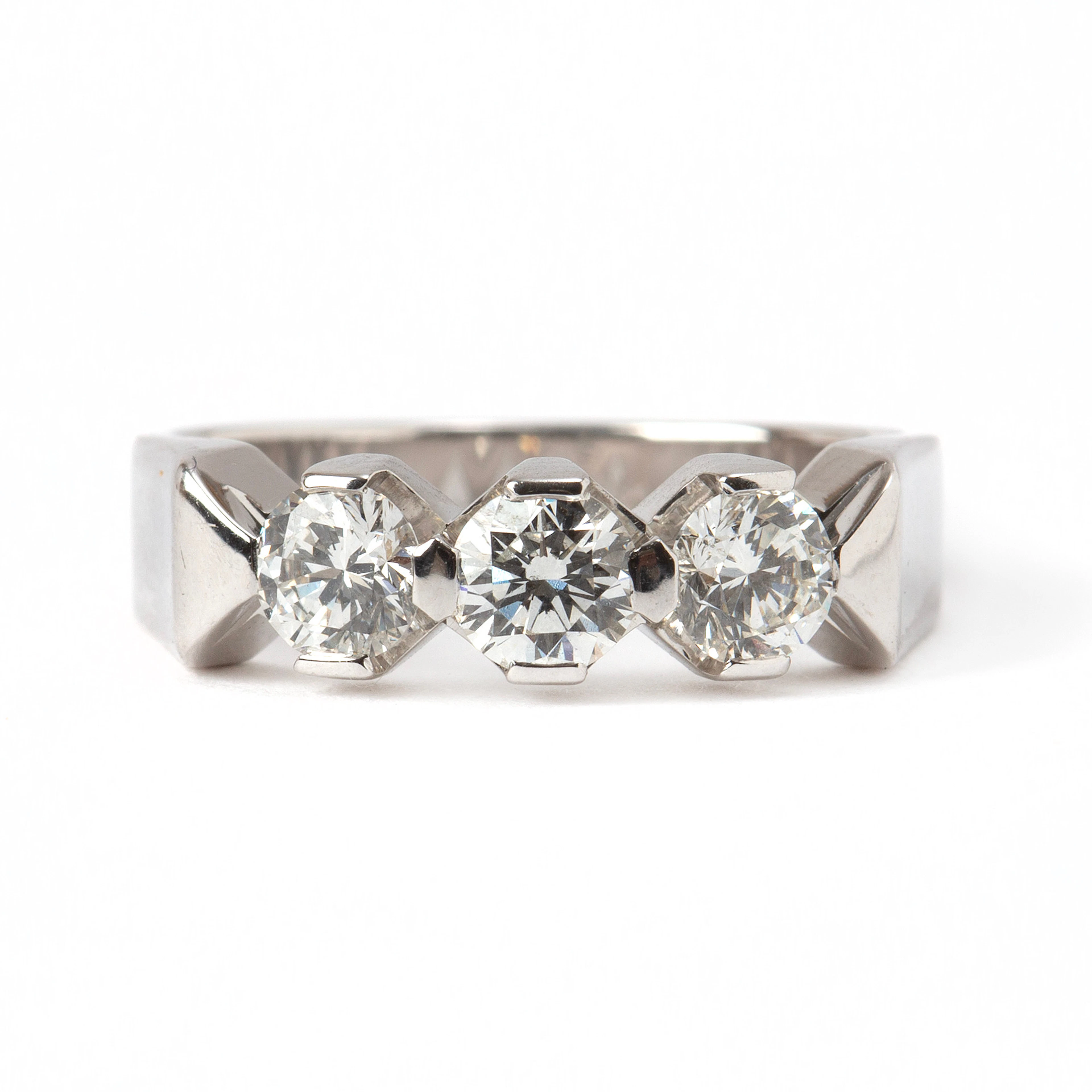 RING, 18K vitguld med diamanter.