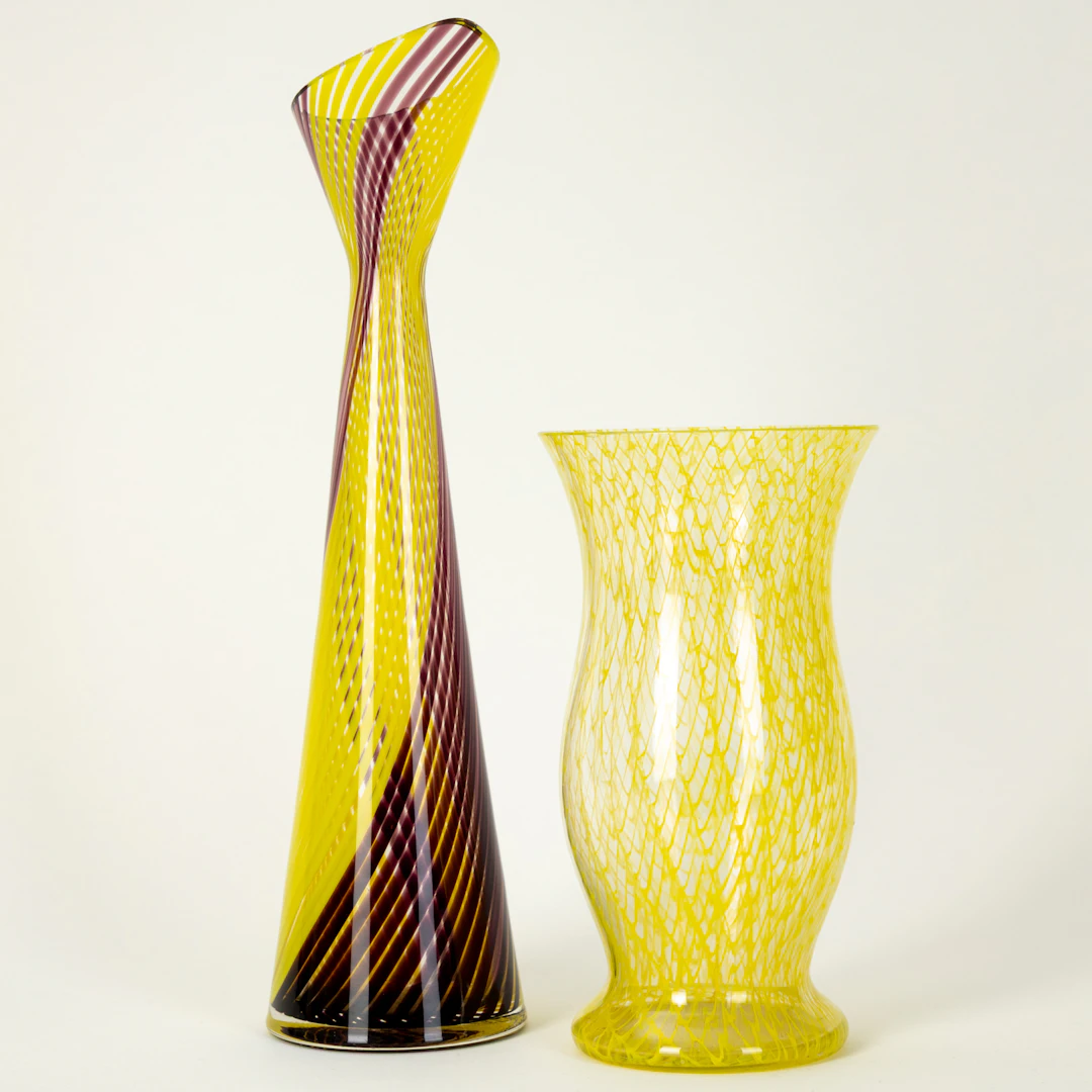 Zwei Glasvasen: Aloys F. Gangkofner 'a canne' und Vase mit gelb gesponnener