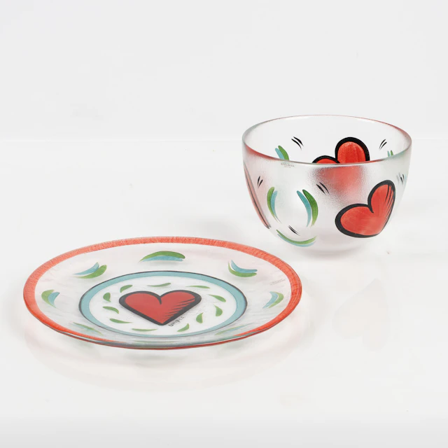 ULRICA HYDMAN-VALLIEN. SKÅL samt FAT, "Hearts", Kosta Boda, handmålat