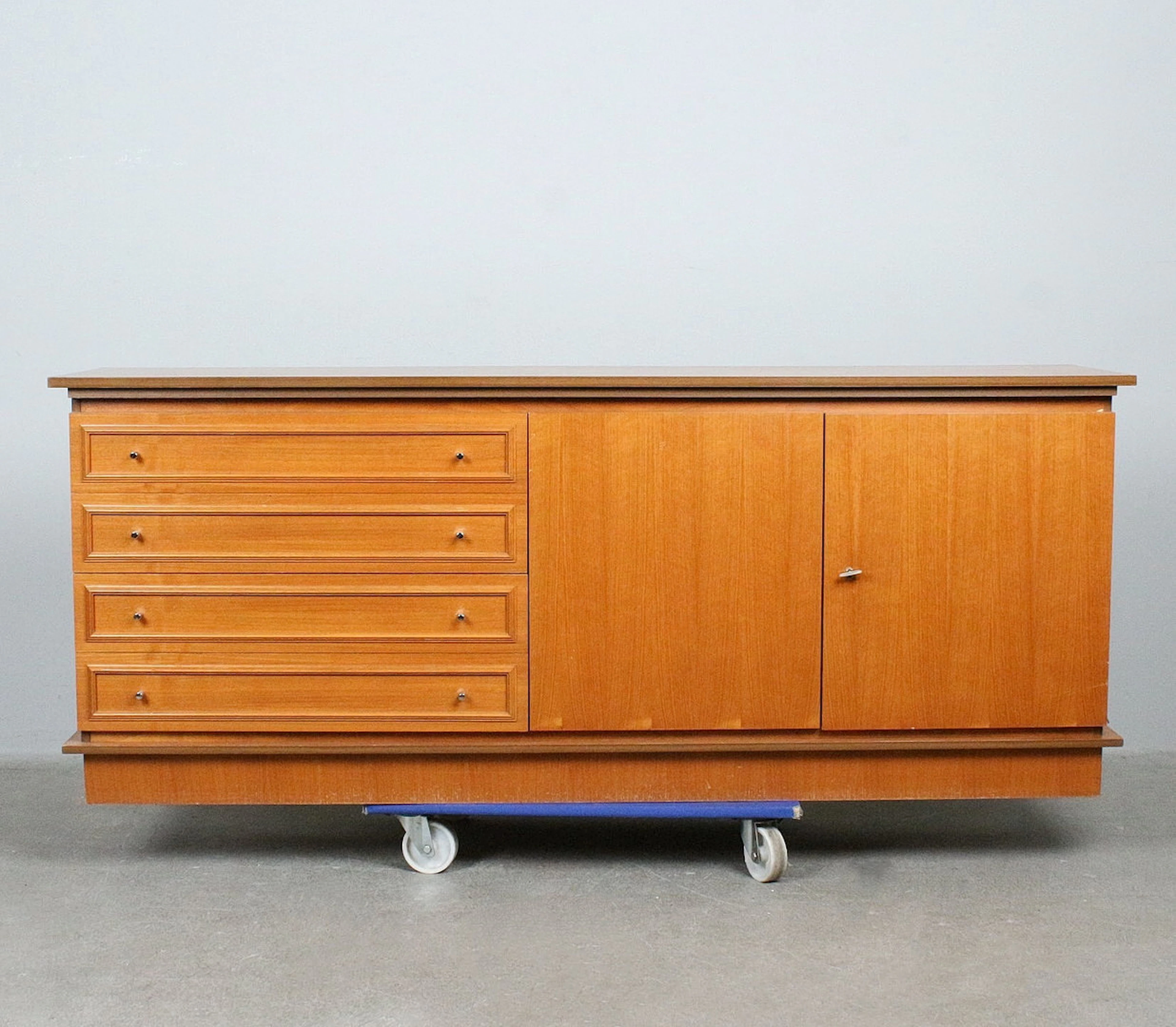 Sideboard der 1970er Jahre, Nussbaum.