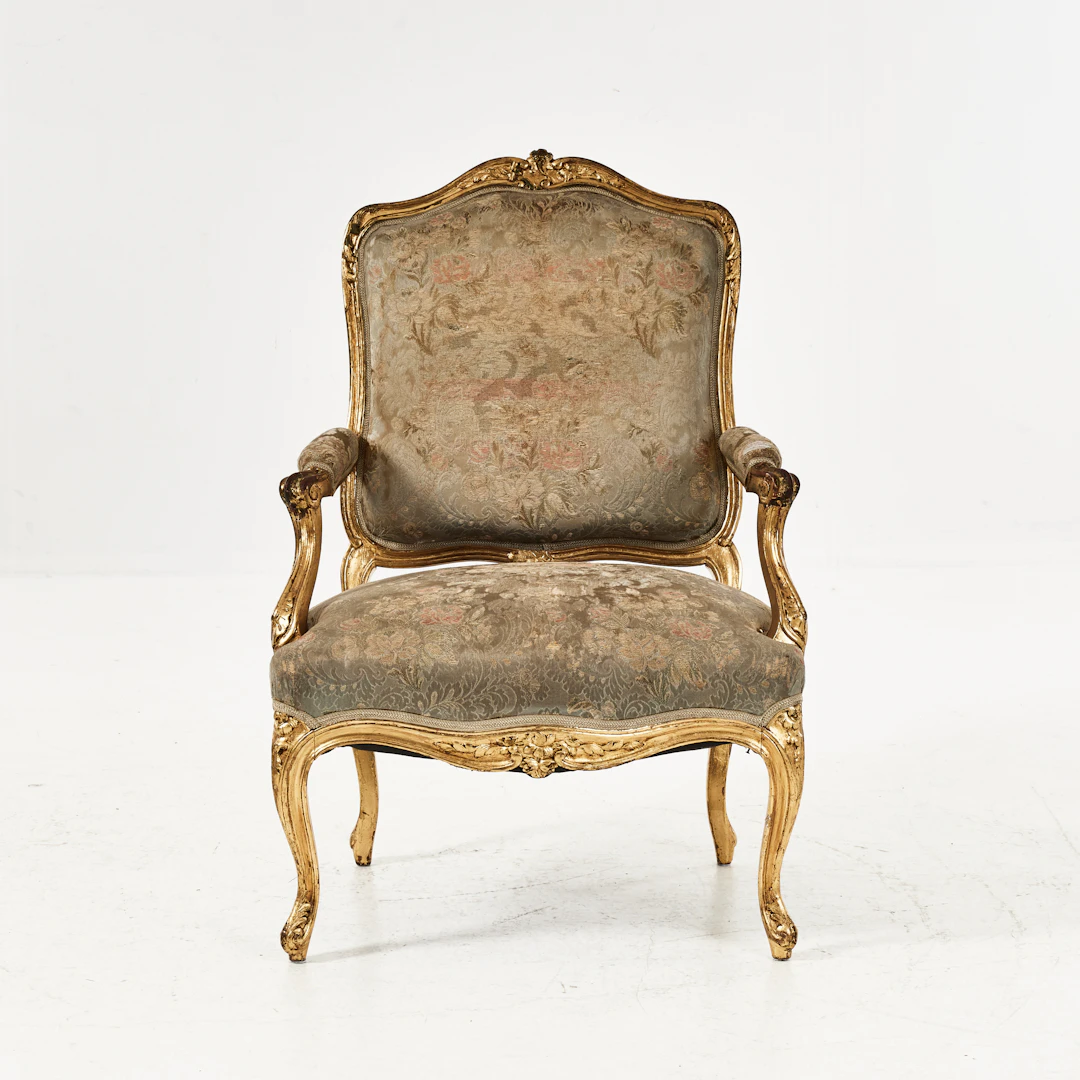 ARMLÄNSTOL, Louis XV-stil, omkring 1900, skuren dekor, förgylld.