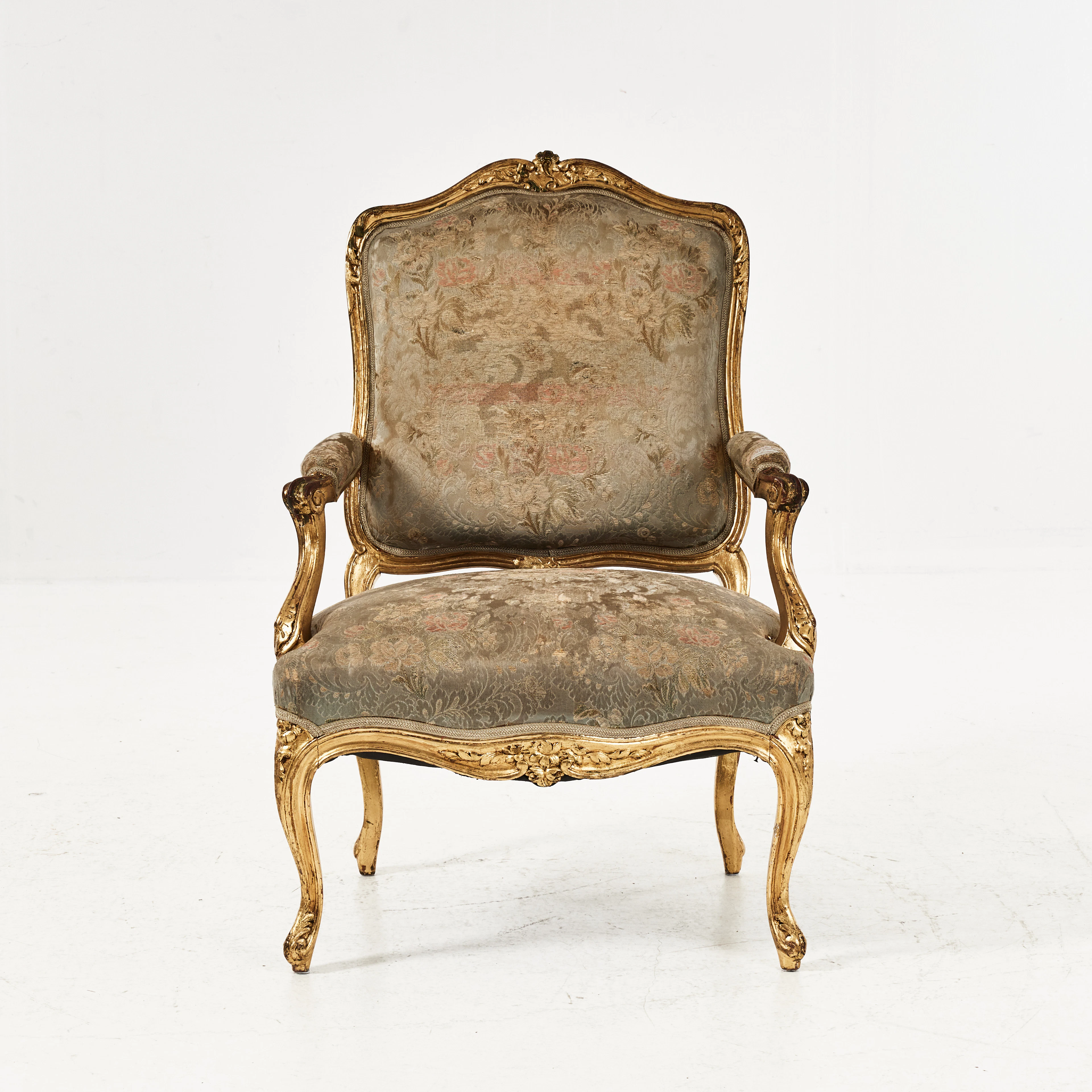 ARMLÄNSTOL, Louis XV-stil, omkring 1900, skuren dekor, förgylld.
