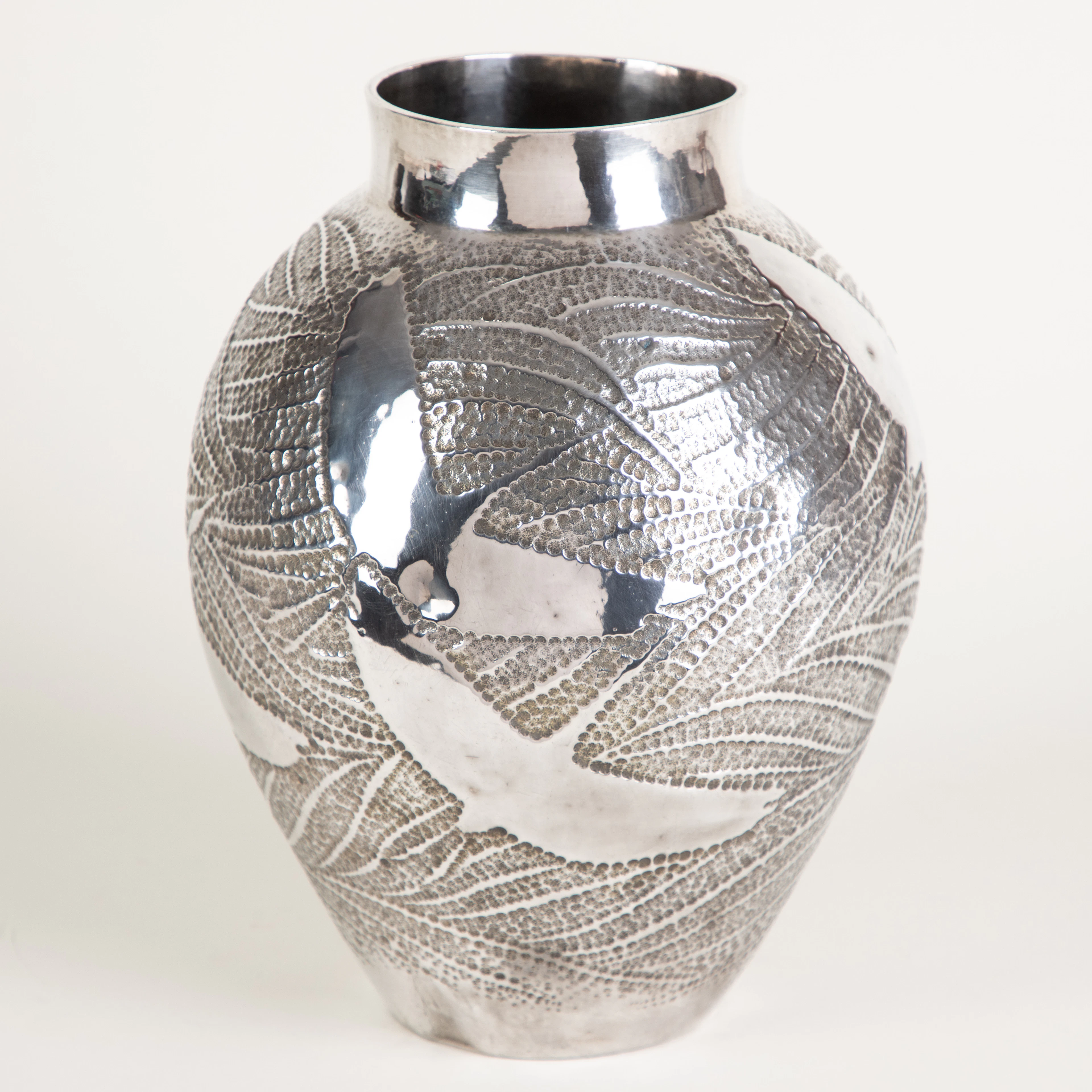 YOSHISUKE (義祐). Japanische Silbervase für Mitsukoshi, Taishō-Periode