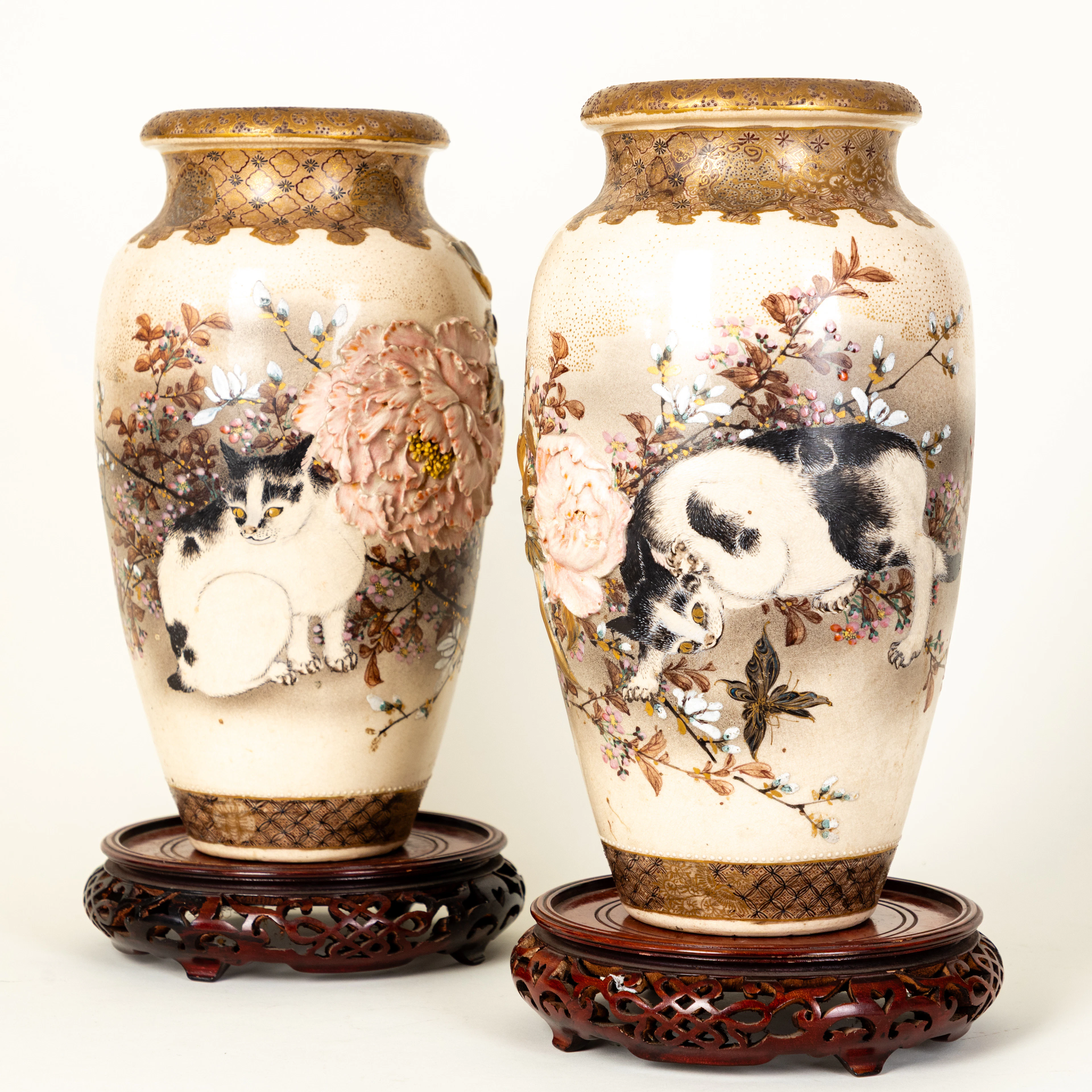Satsuma-Vasenpaar mit 'Takaukibori', Japan, Meiji-Zeit (1868-1912) (2).