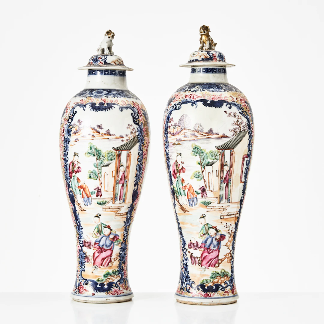 LOCKURNOR, ett par, porslin, Kina, Qianlong (1736-1795), mandarinporslin