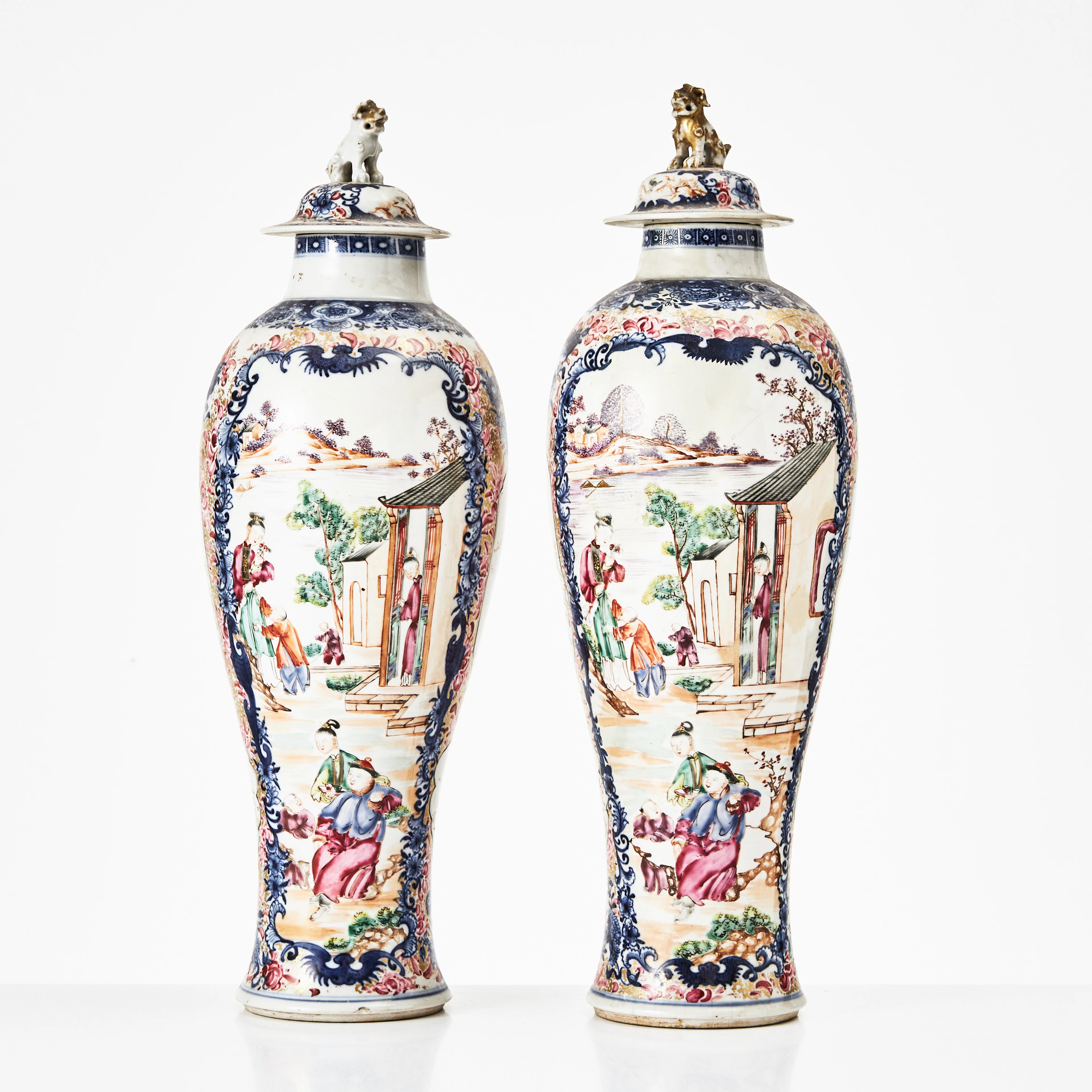 LOCKURNOR, ett par, porslin, Kina, Qianlong (1736-1795), mandarinporslin