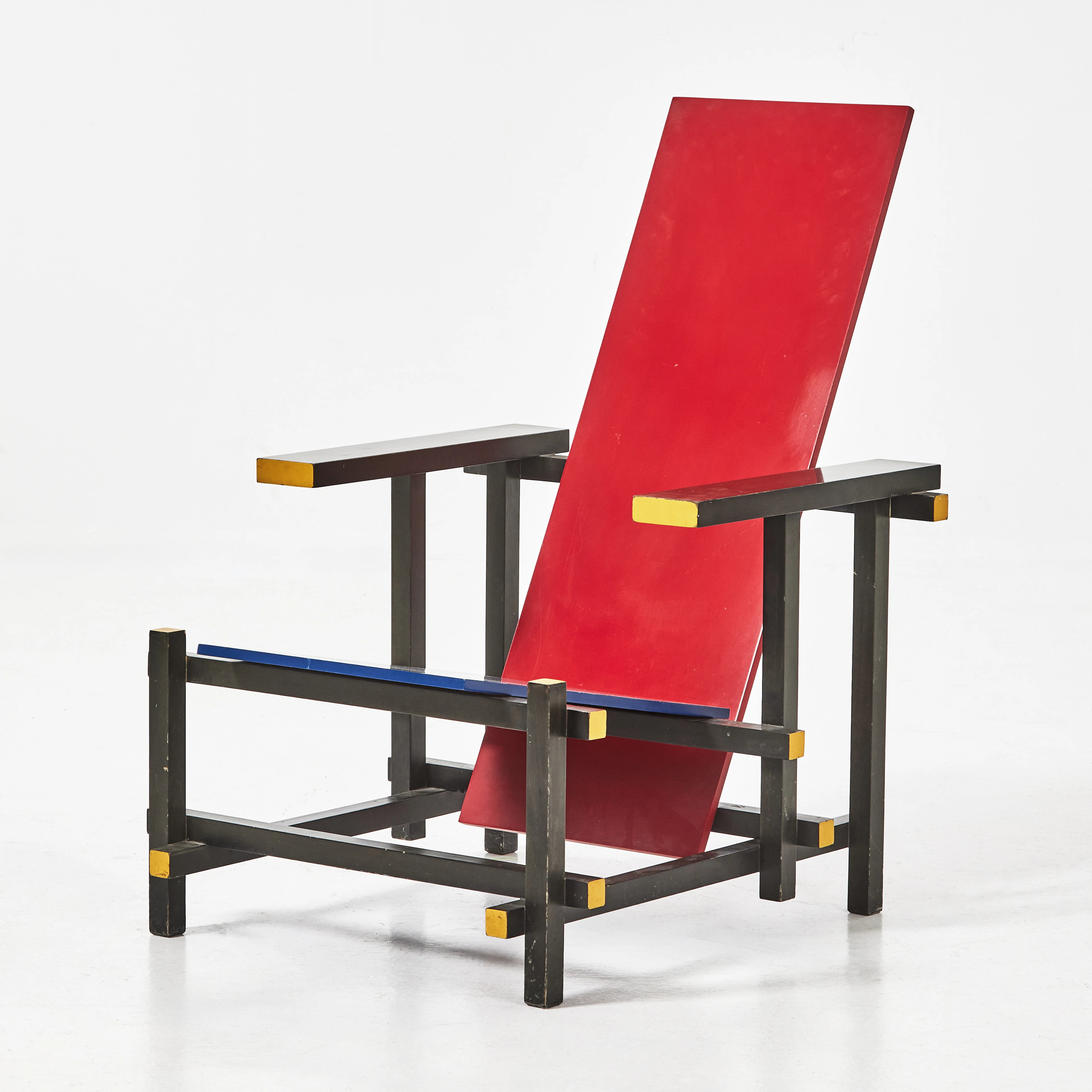 GERRIT RIETVELD. “Red and blue chair“, fåtölj, Cassina, Italien, formgiven