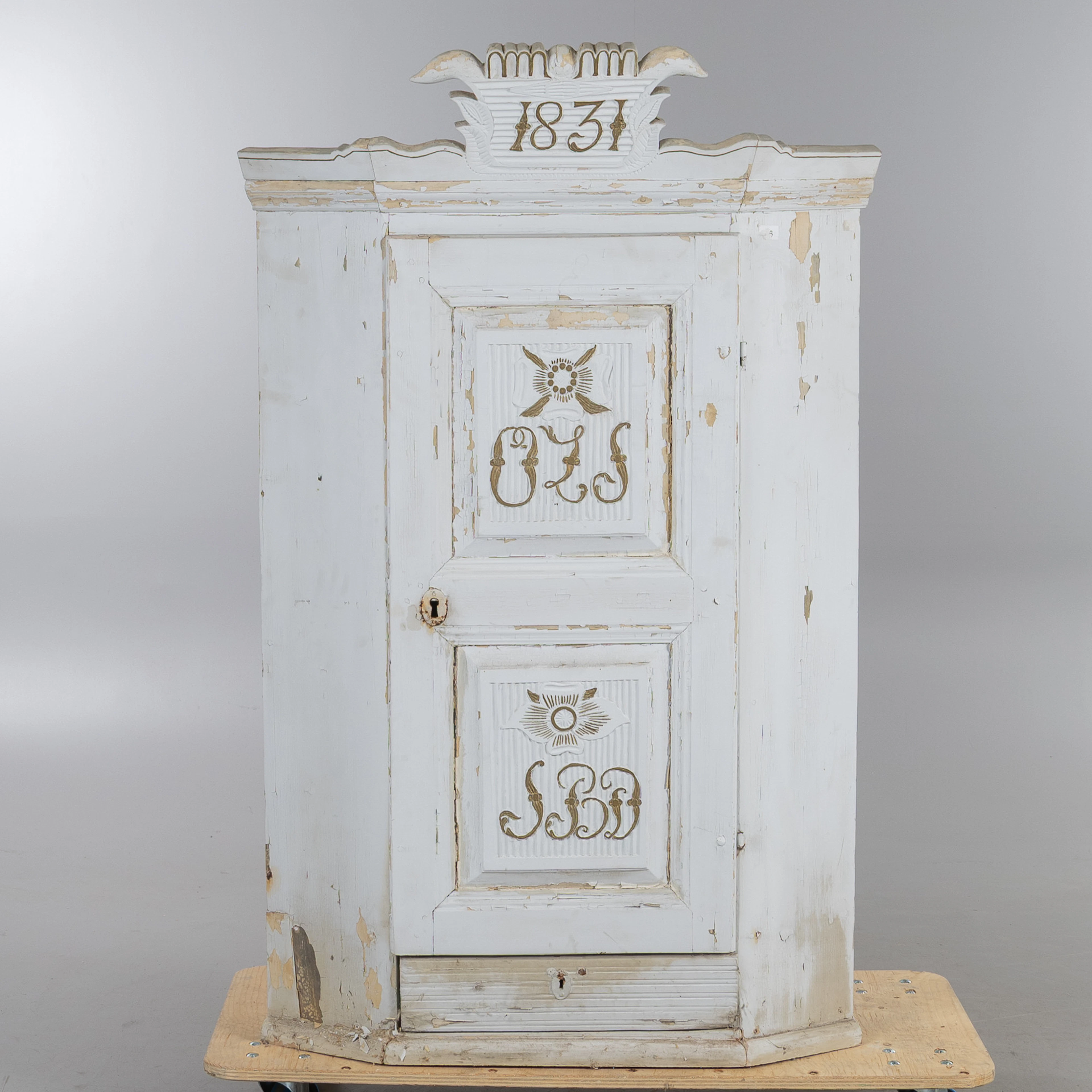 HÖRNSKÅP, allmoge, senare vitmålat, daterad 1831.