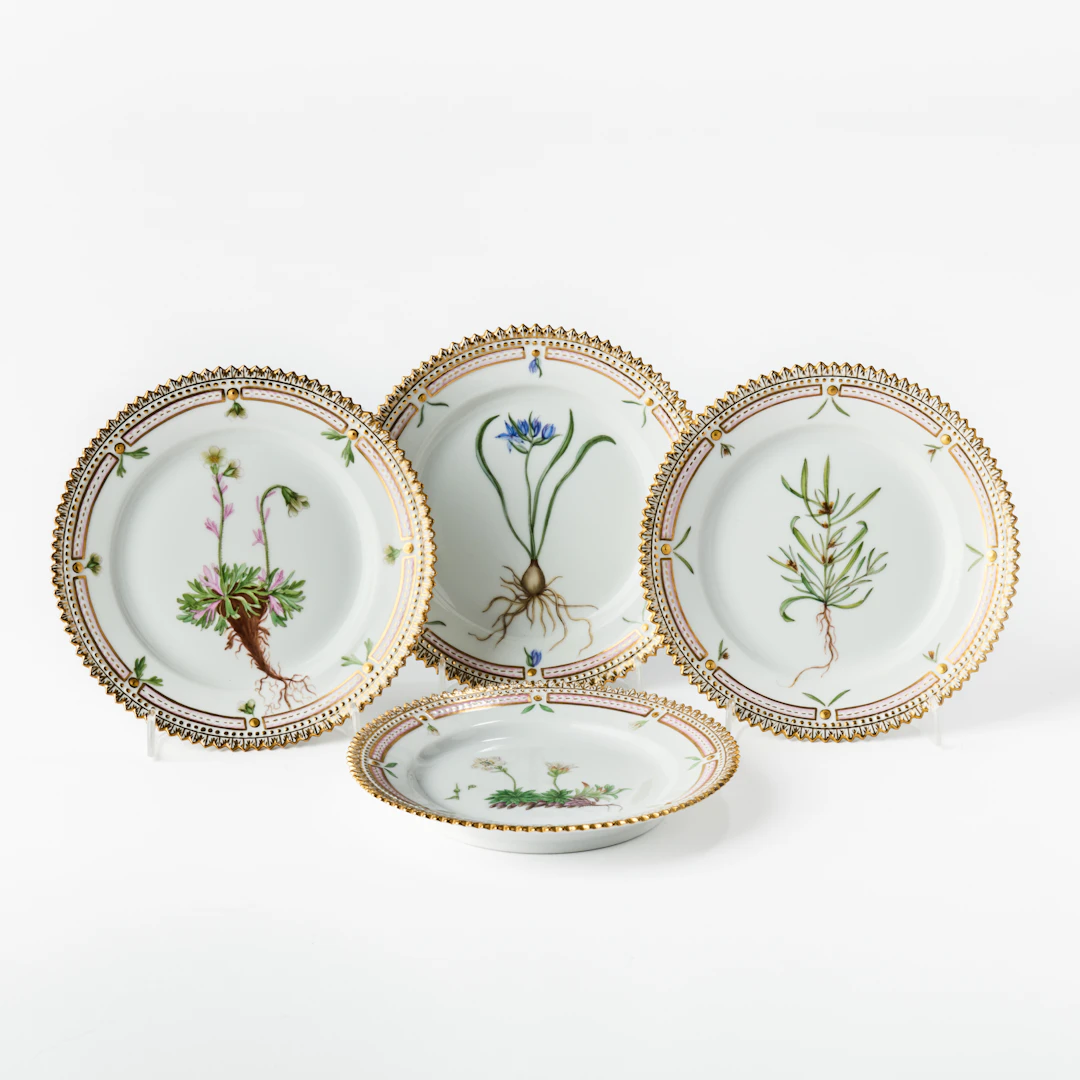 ROYAL COPENHAGEN. "Flora Danica" brödassietter, fyra stycken, porslin