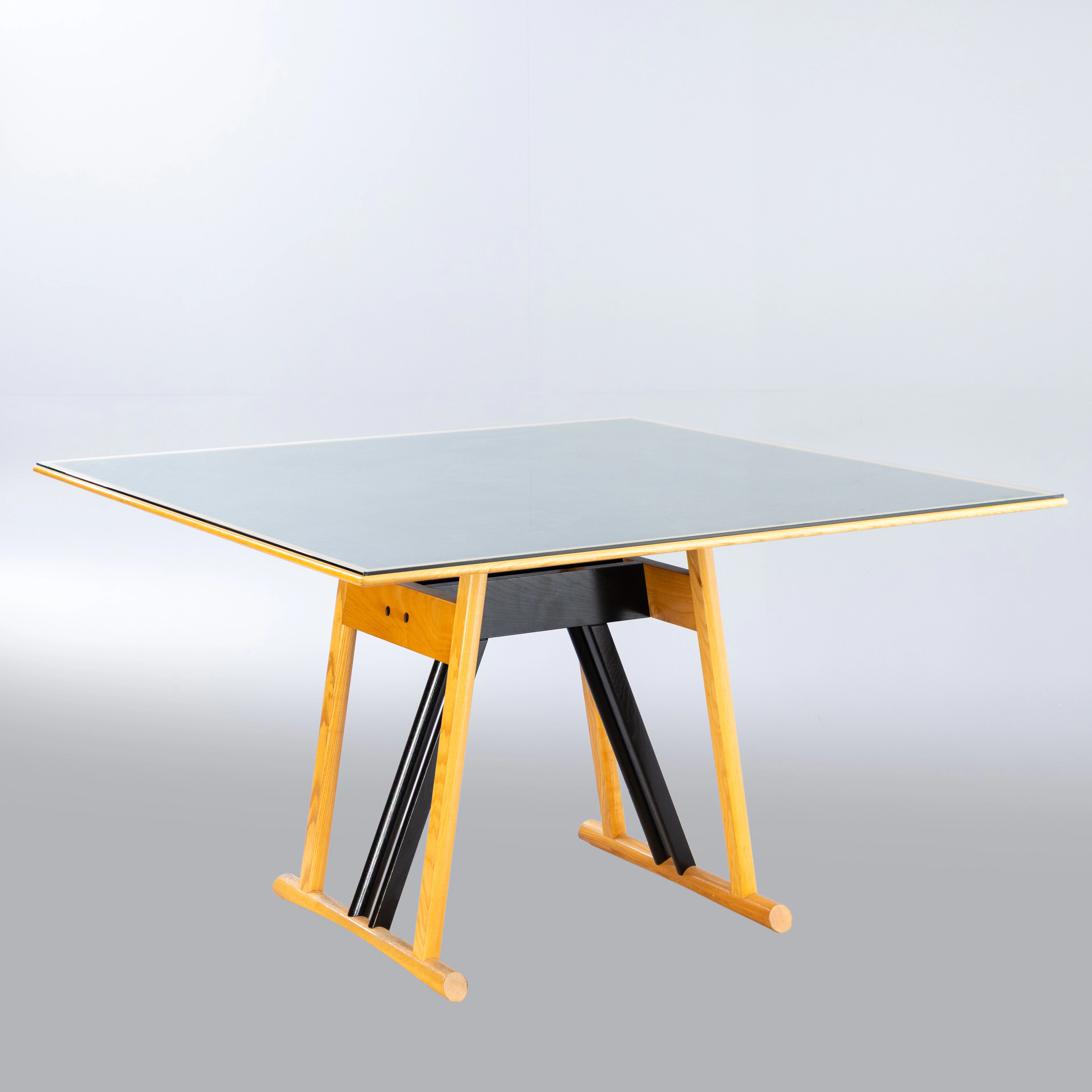 CASSINA. Tisch / Esstisch, 1980er Jahre.