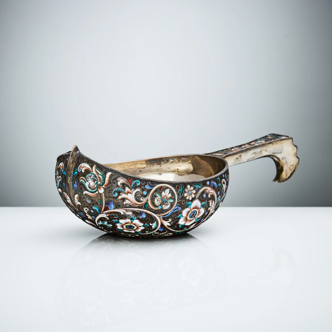 GUSTAV KLINGERT. Kåsa, silver med cloisonnéemalj, Moskva 1899-1908.