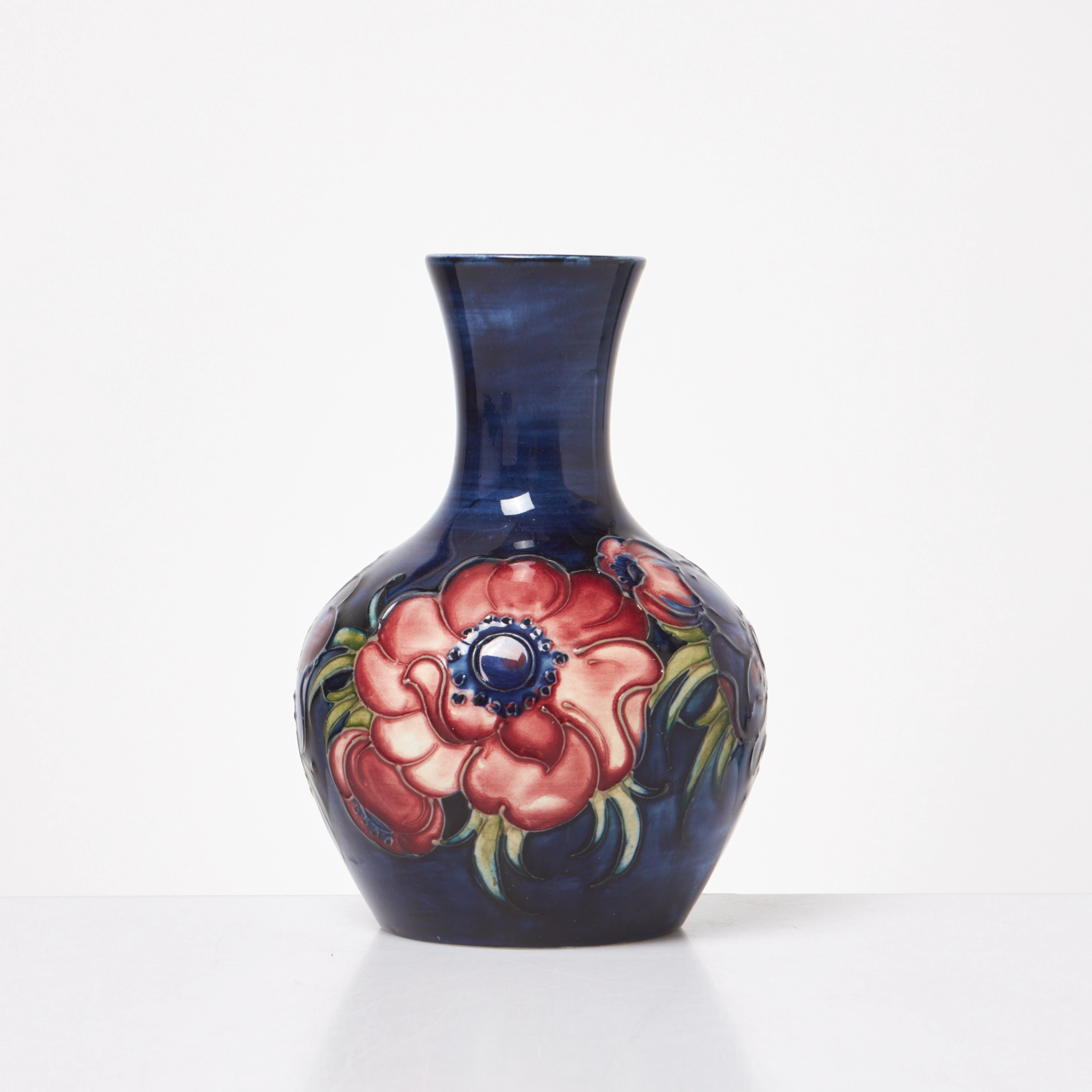 WILLIAM MOORCROFT. VAS. Glaserat stengods, dekor av vallmo, England