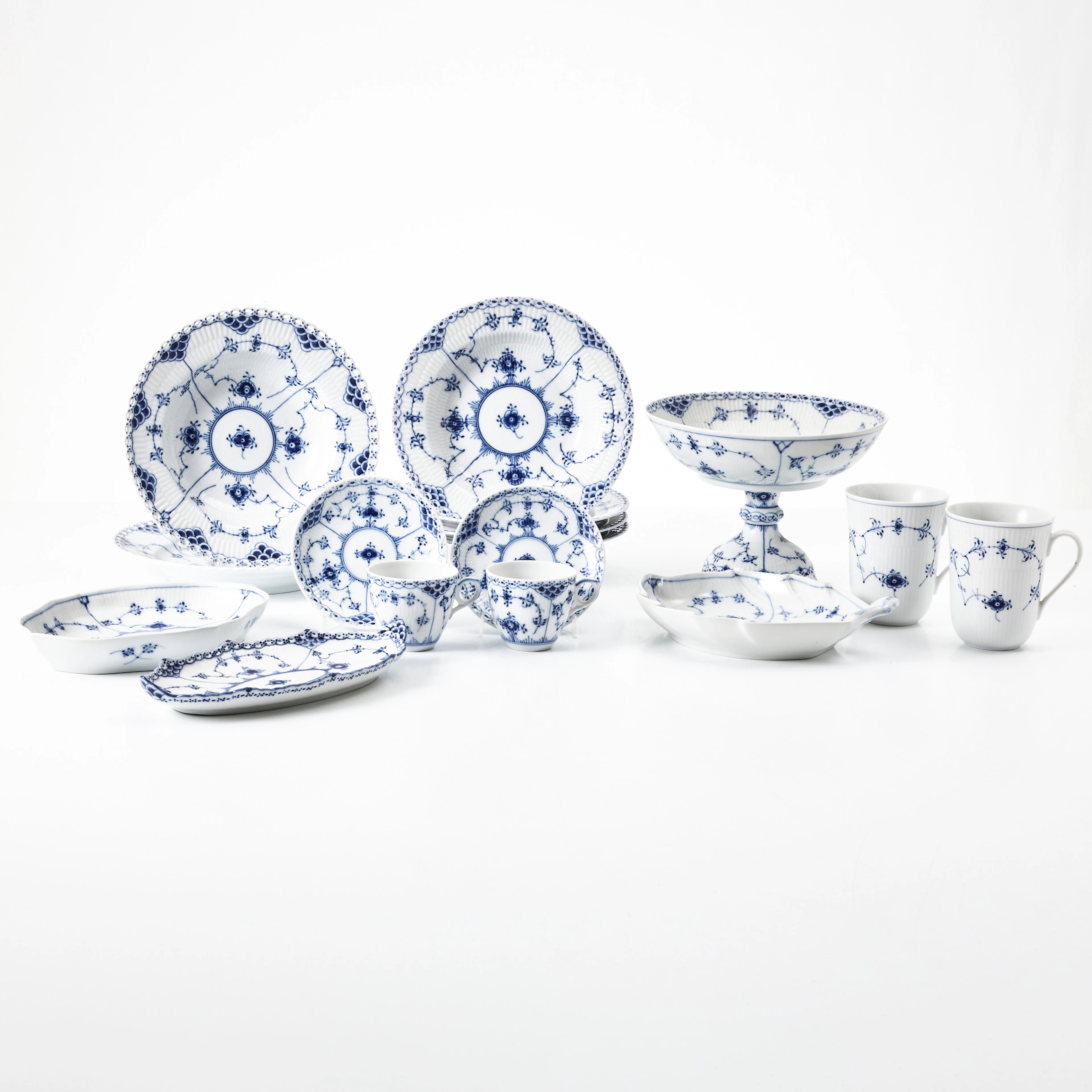 ARNOLD KROGH. "Musselmalet", servisgods, 14 dlr, Kunglig Dansk, Danmark