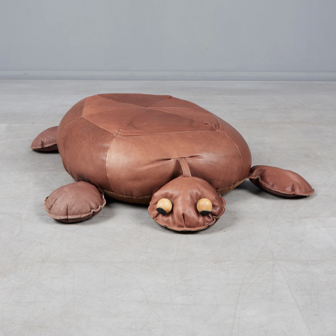DIMITRI OMERSA, IM STIL VON, Schildkröte Hocker / Pouf, Leder, 1970er Jahre.