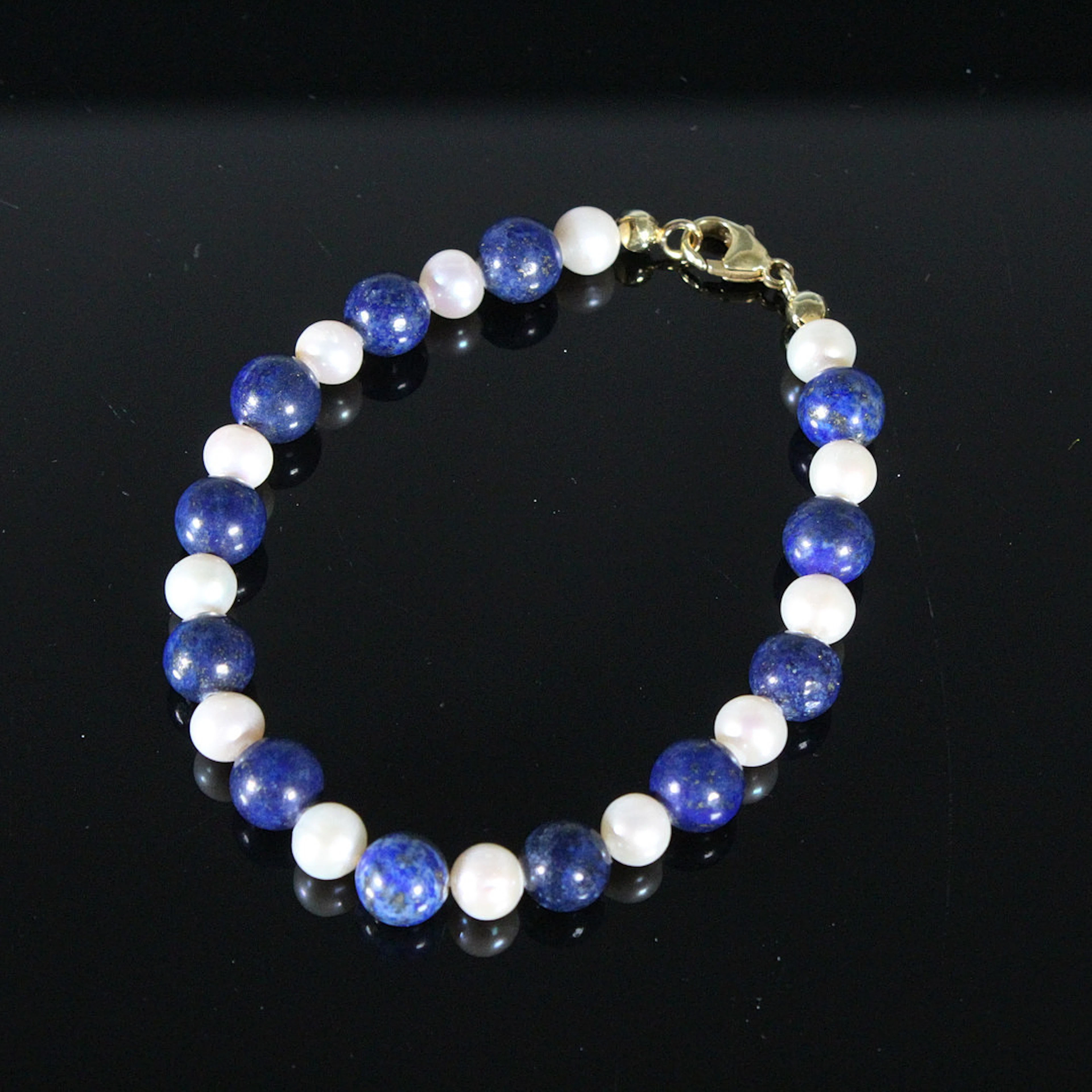 Armband mit SWZP und Lapis Lazuli, 375er Gelbgold.