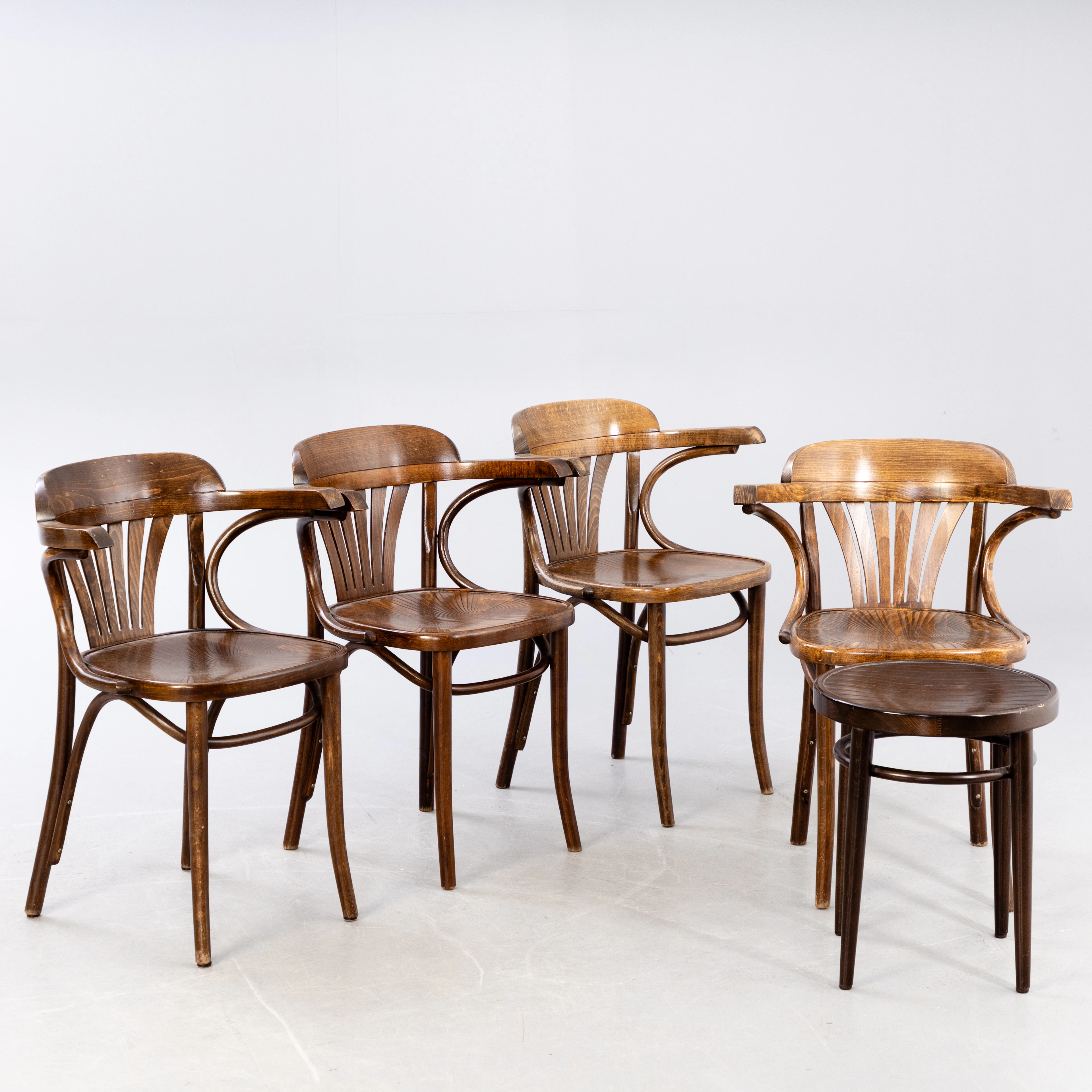 ZPM Radomsko / Thonet, vier Kaffeehausstühle + Hocker, 20. Jh. (5).