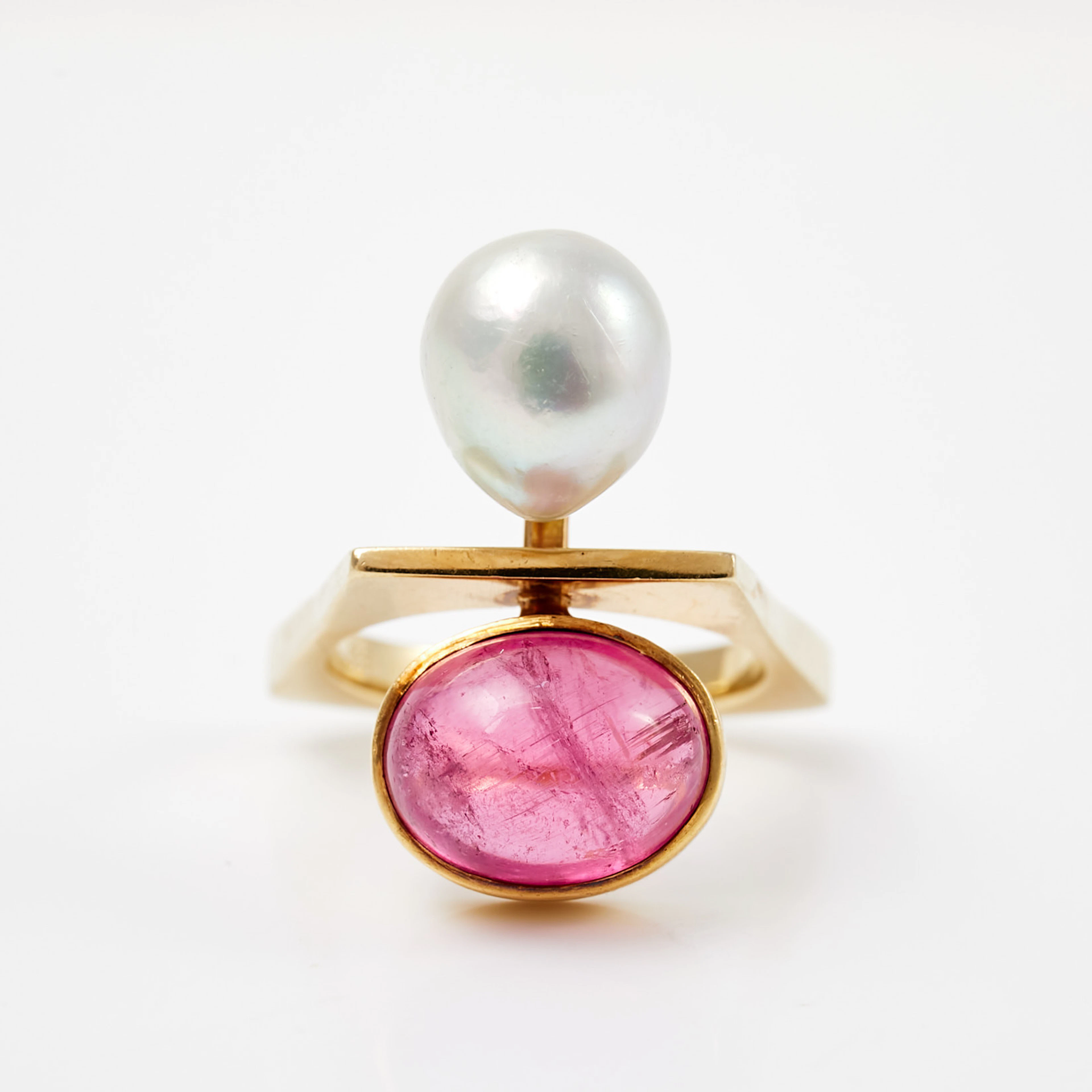 RING, 14 k guld, dekor av 1 cabuchonslipad rosa turmalin samt 1 odlad