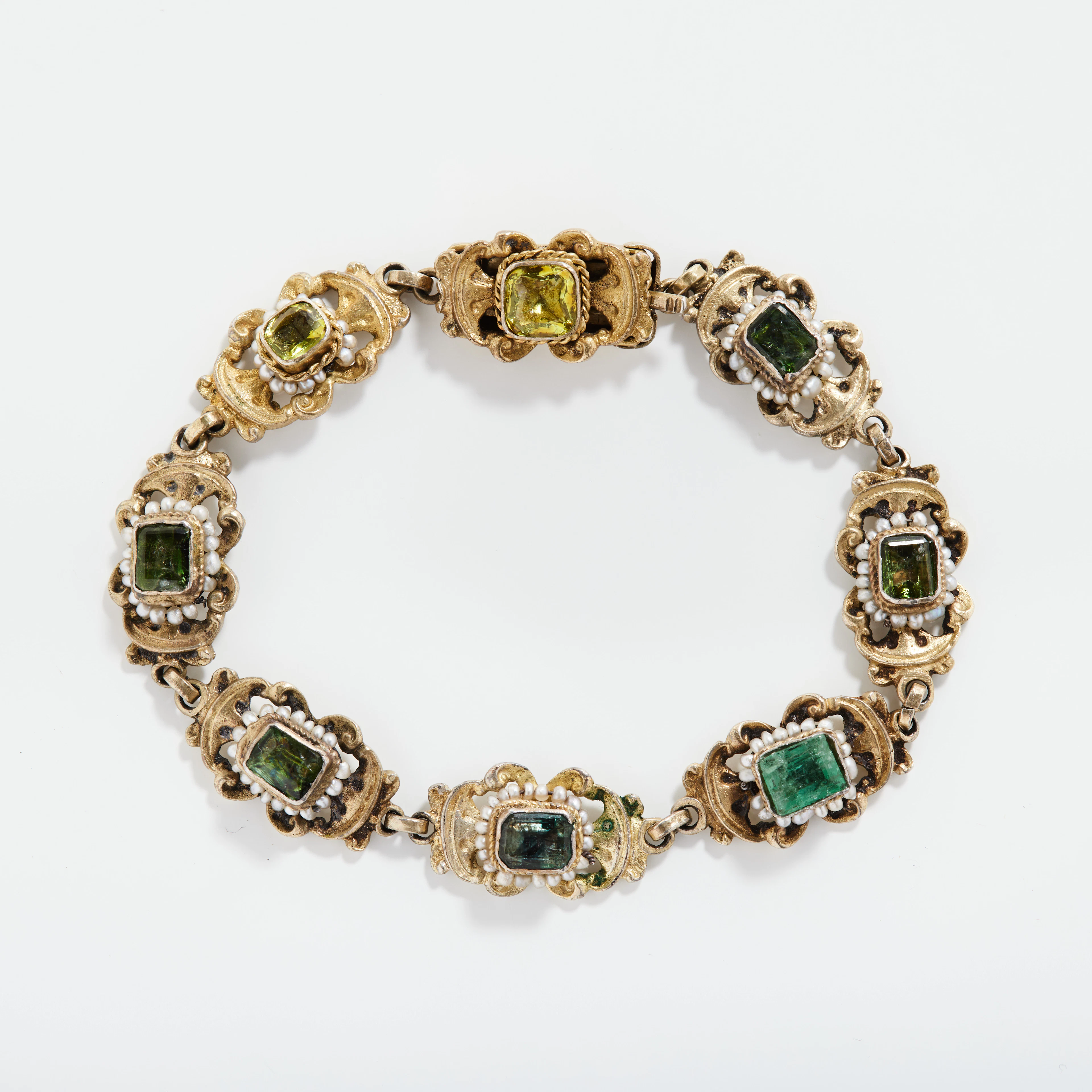 ARMBAND, förgyllt silver med peridot, smaragder, paste samt fröpärlor