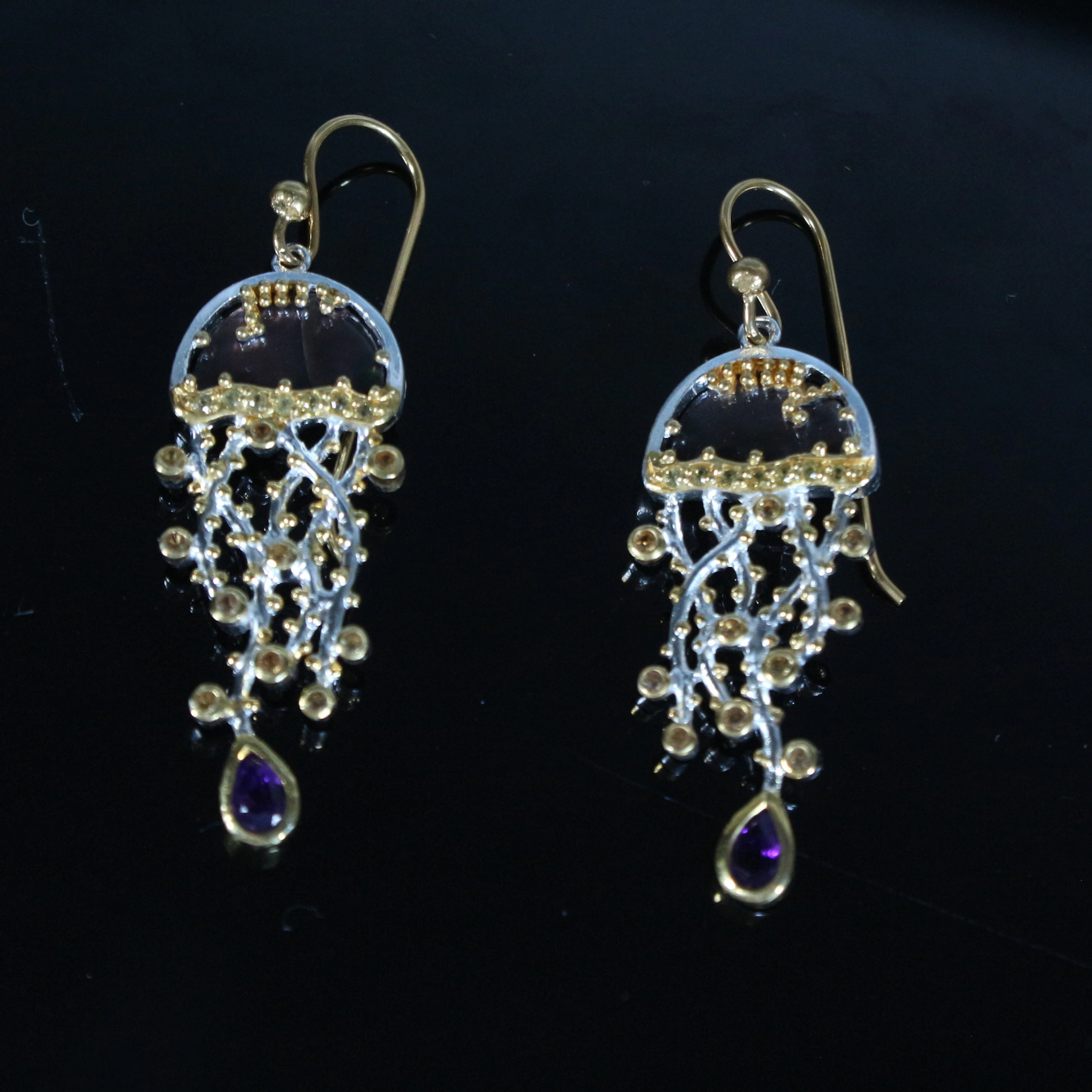 Ohrhänger besetzt mit Amethyst und Saphir, 925er Silber, rhodiniert Gelbgold.