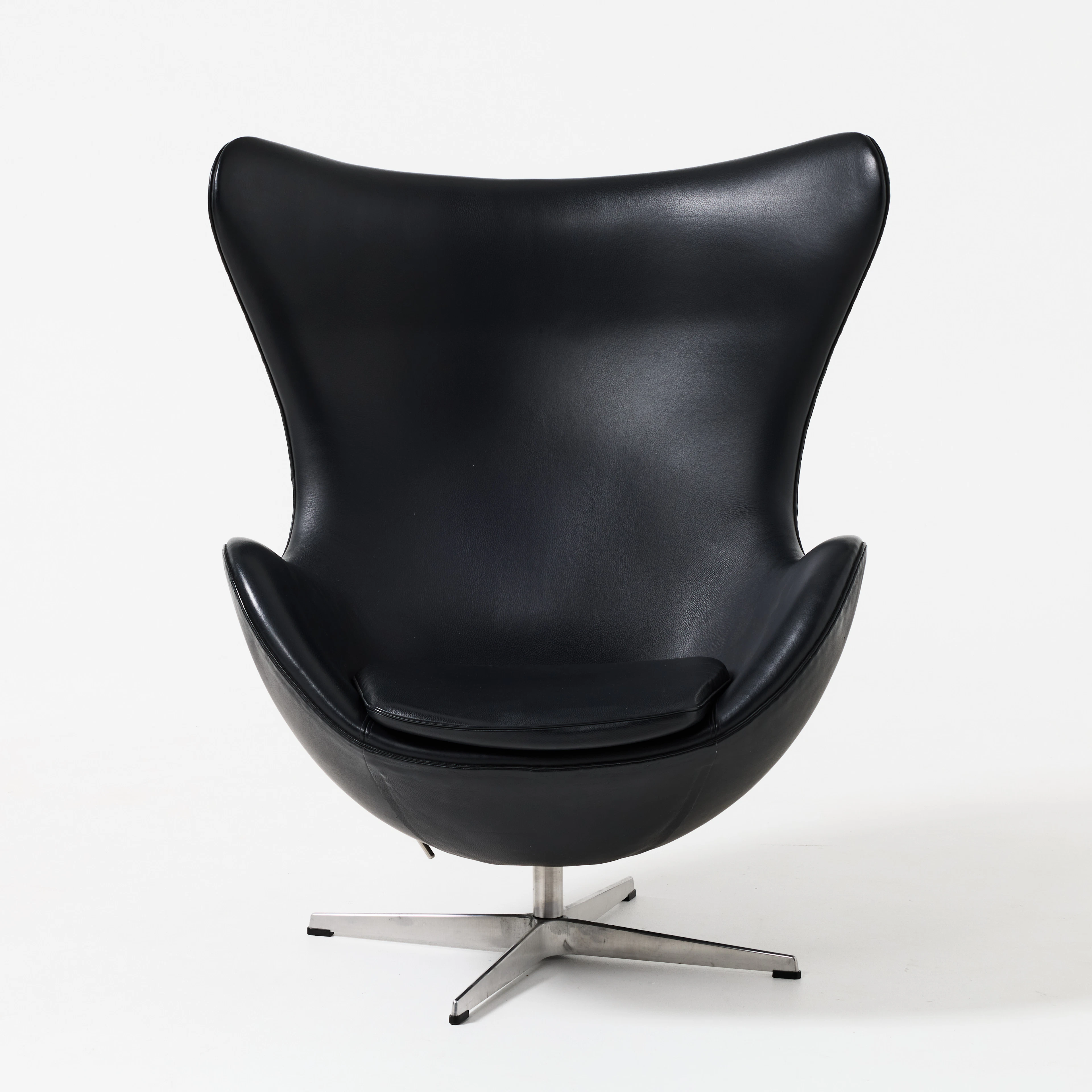 ARNE JACOBSEN. "Ägget", fåtölj, Fritz Hansen, Danmark 2002, fyrdelad