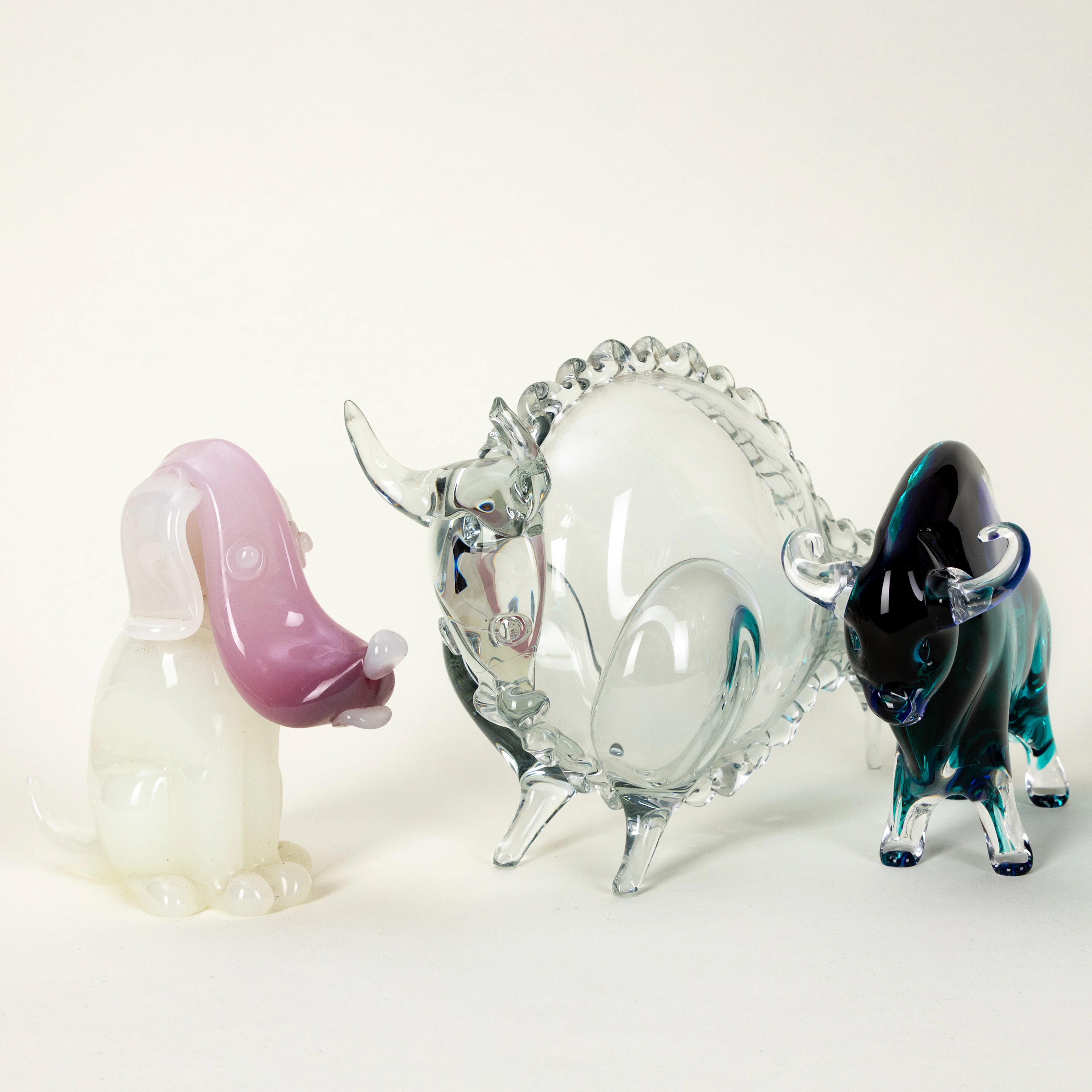 Drei Glasfiguren: zwei Stiere und ein Dackel, wohl Murano, 1970-1980er