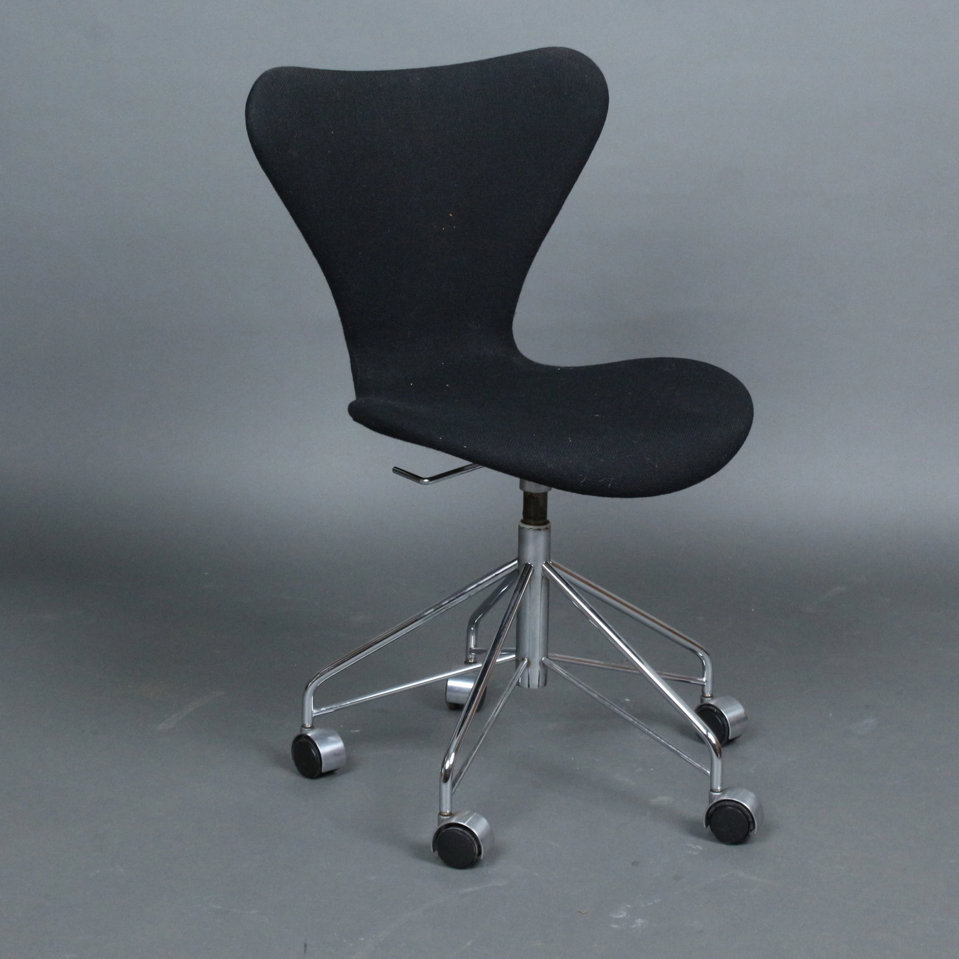 ARNE JACOBSEN. Fritz Hansen. Bürostuhl aus der 'Serie 7', Modell '3117'