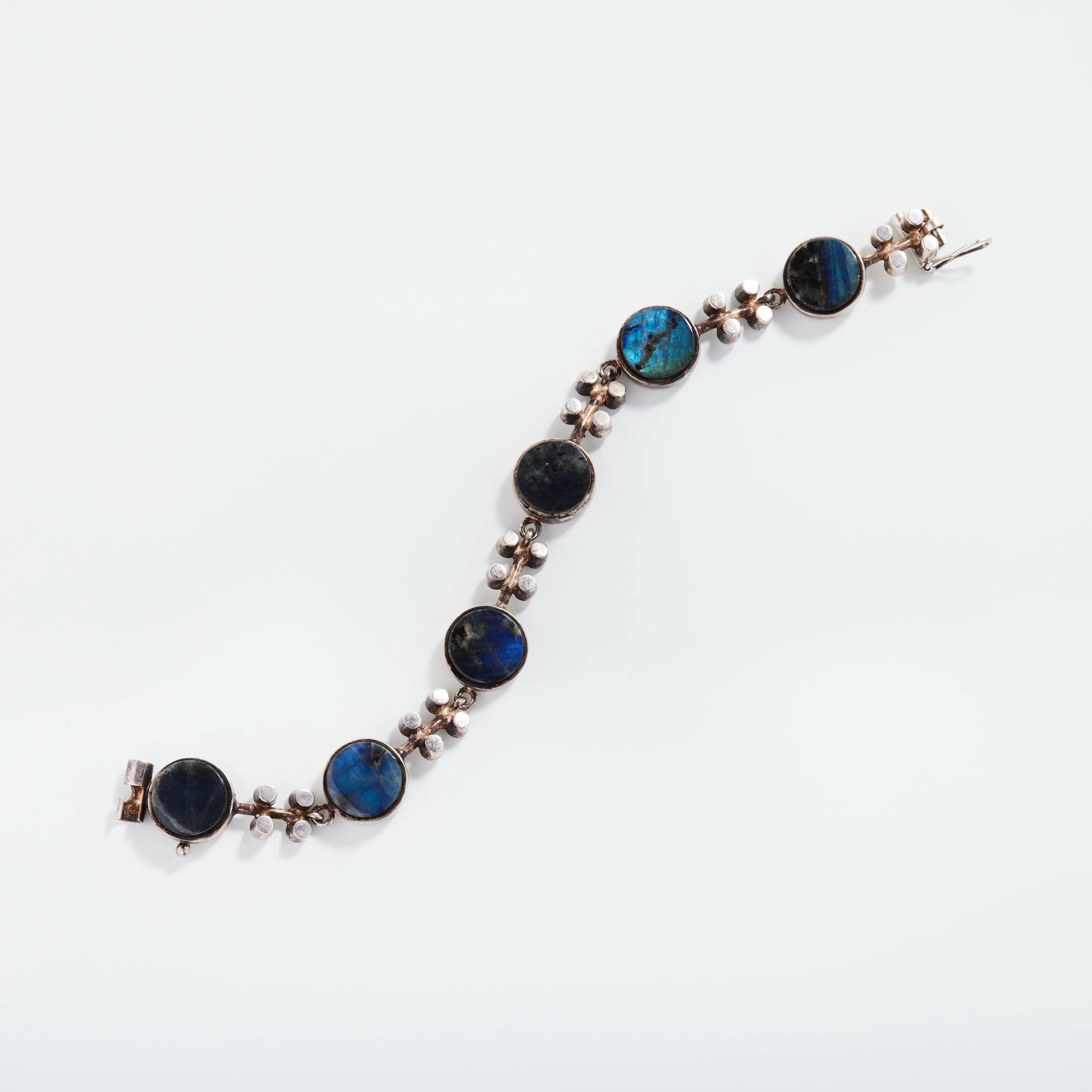 JORMA LAINE. Armband, silver och labradorit, Helsingfors 1972.